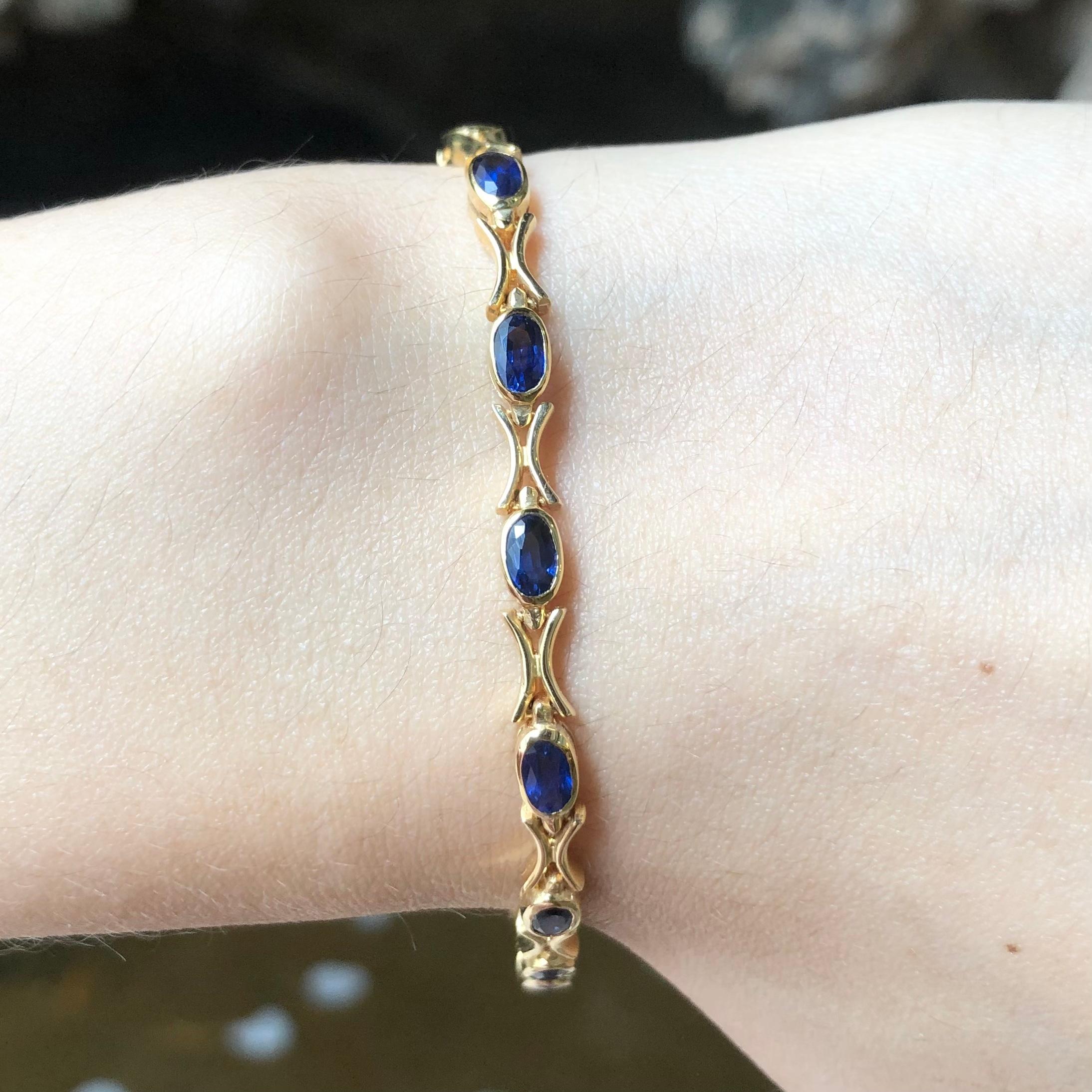 Blue Sapphire Bracelet Set in 18 Karat Gold Settings In New Condition For Sale In Bangkok, TH