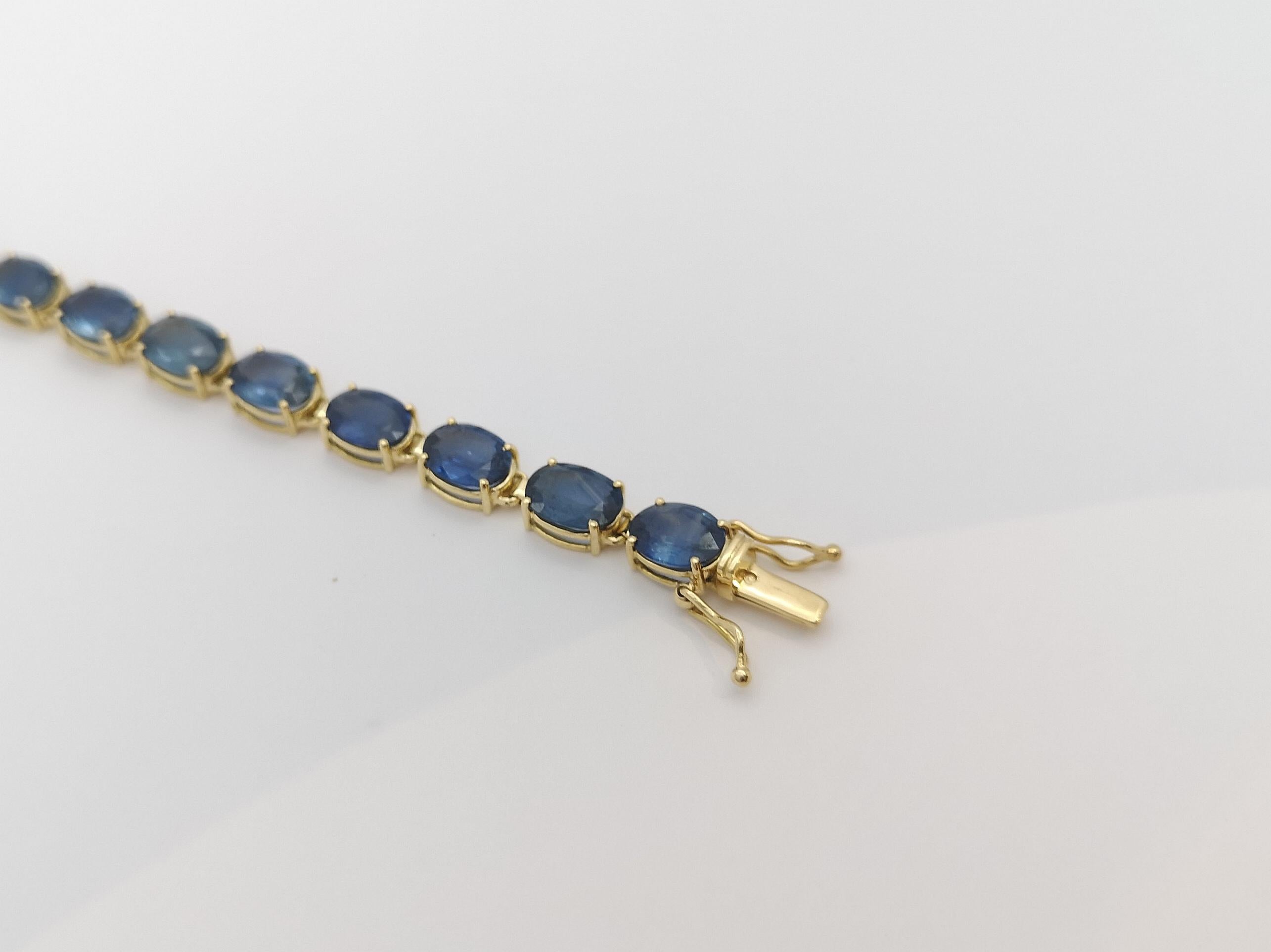 Blue Sapphire Bracelet set in 18 Karat Gold Settings For Sale 3