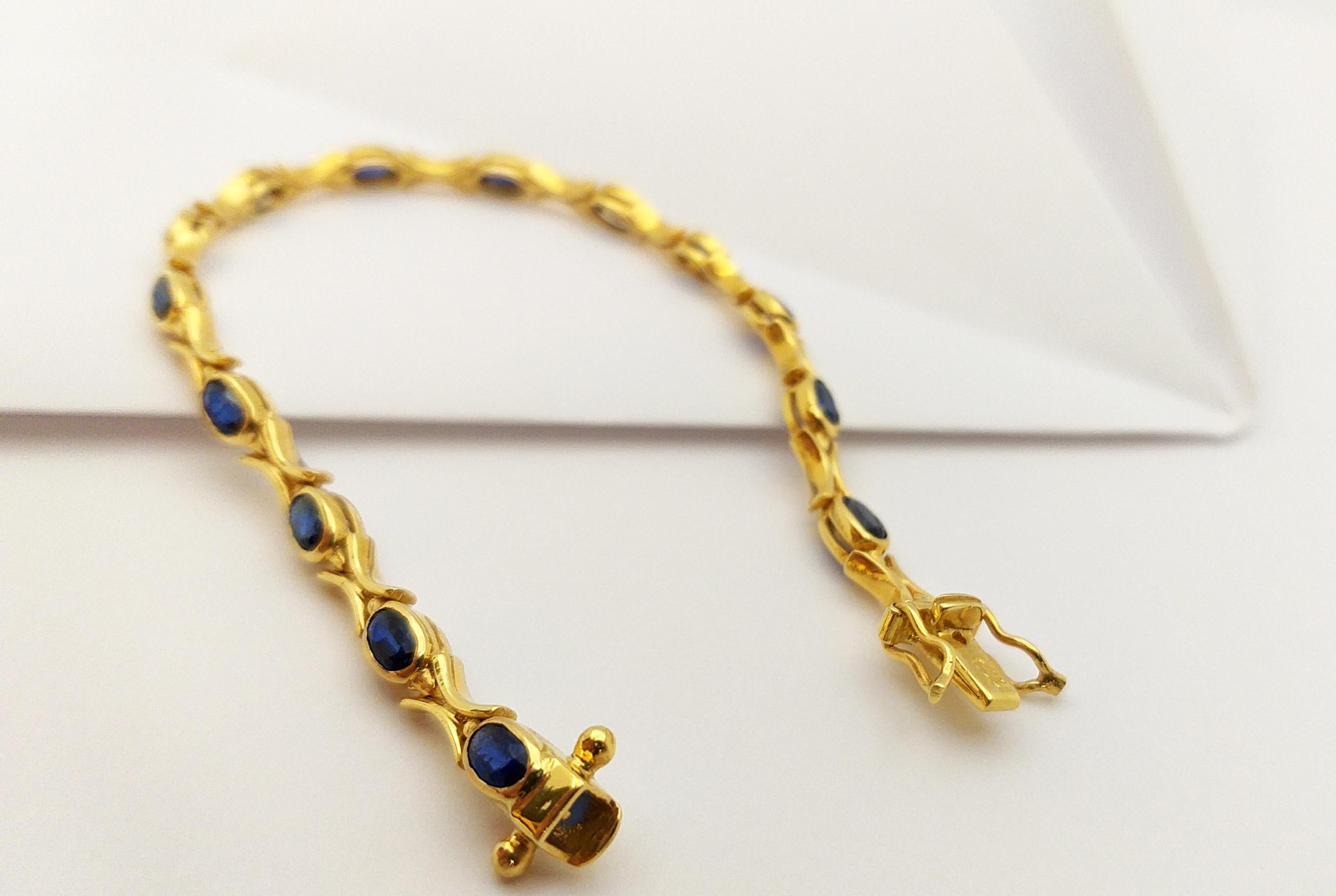 Blue Sapphire Bracelet Set in 18 Karat Gold Settings For Sale 3