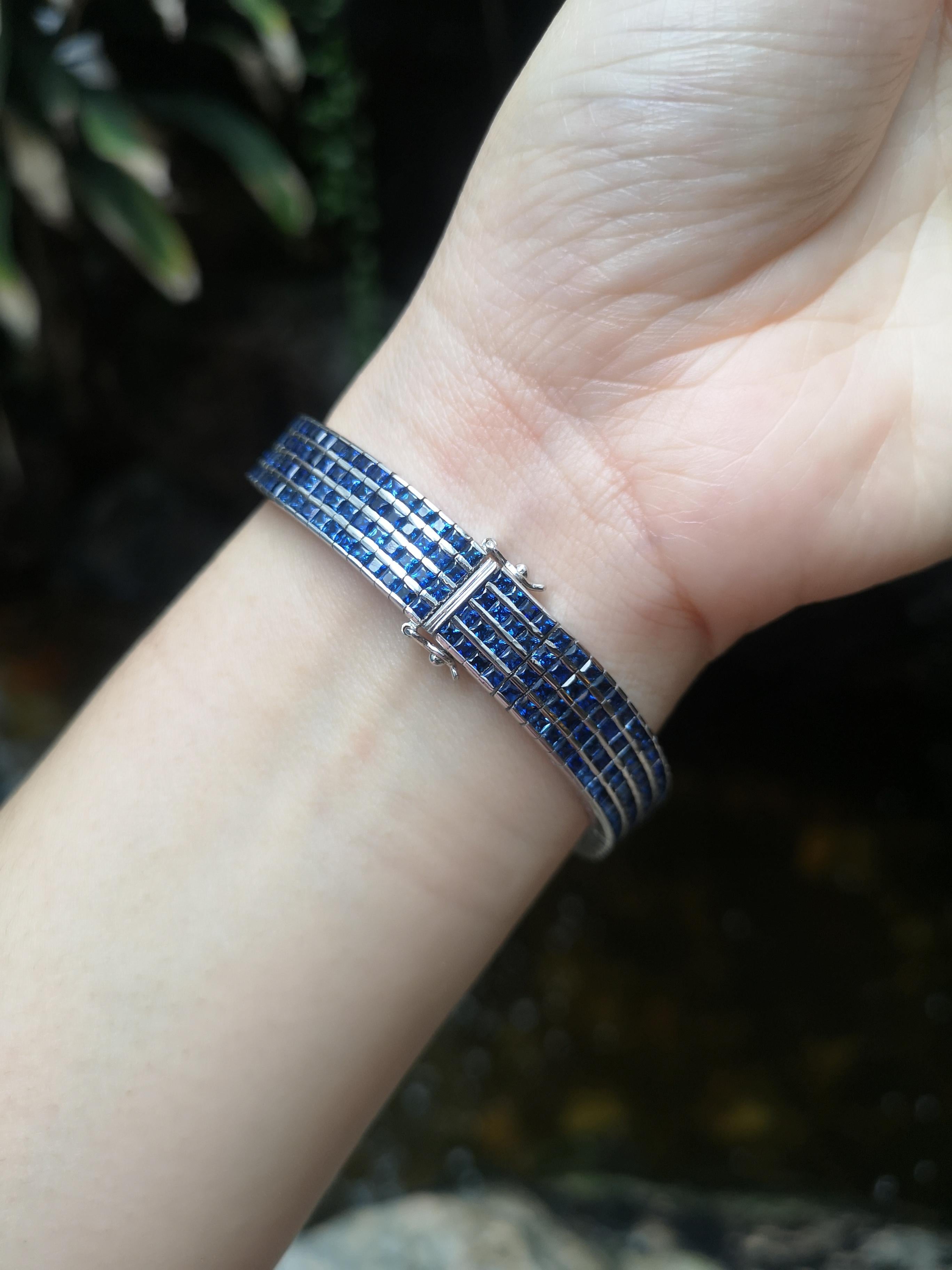 Contemporary Blue Sapphire Bracelet Set in 18 Karat White Gold Settings For Sale