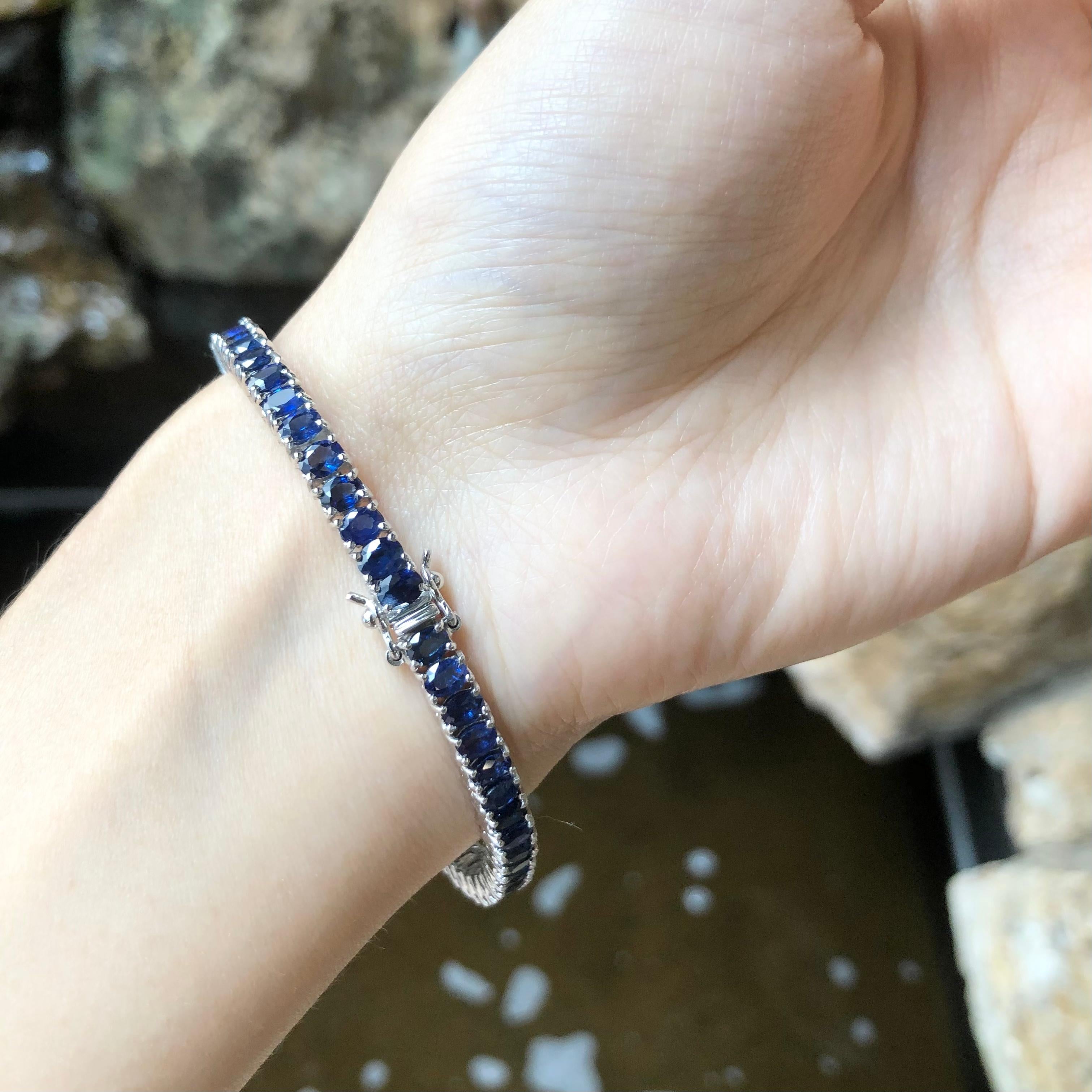 Contemporary Blue Sapphire Bracelet Set in 18 Karat White Gold Settings For Sale