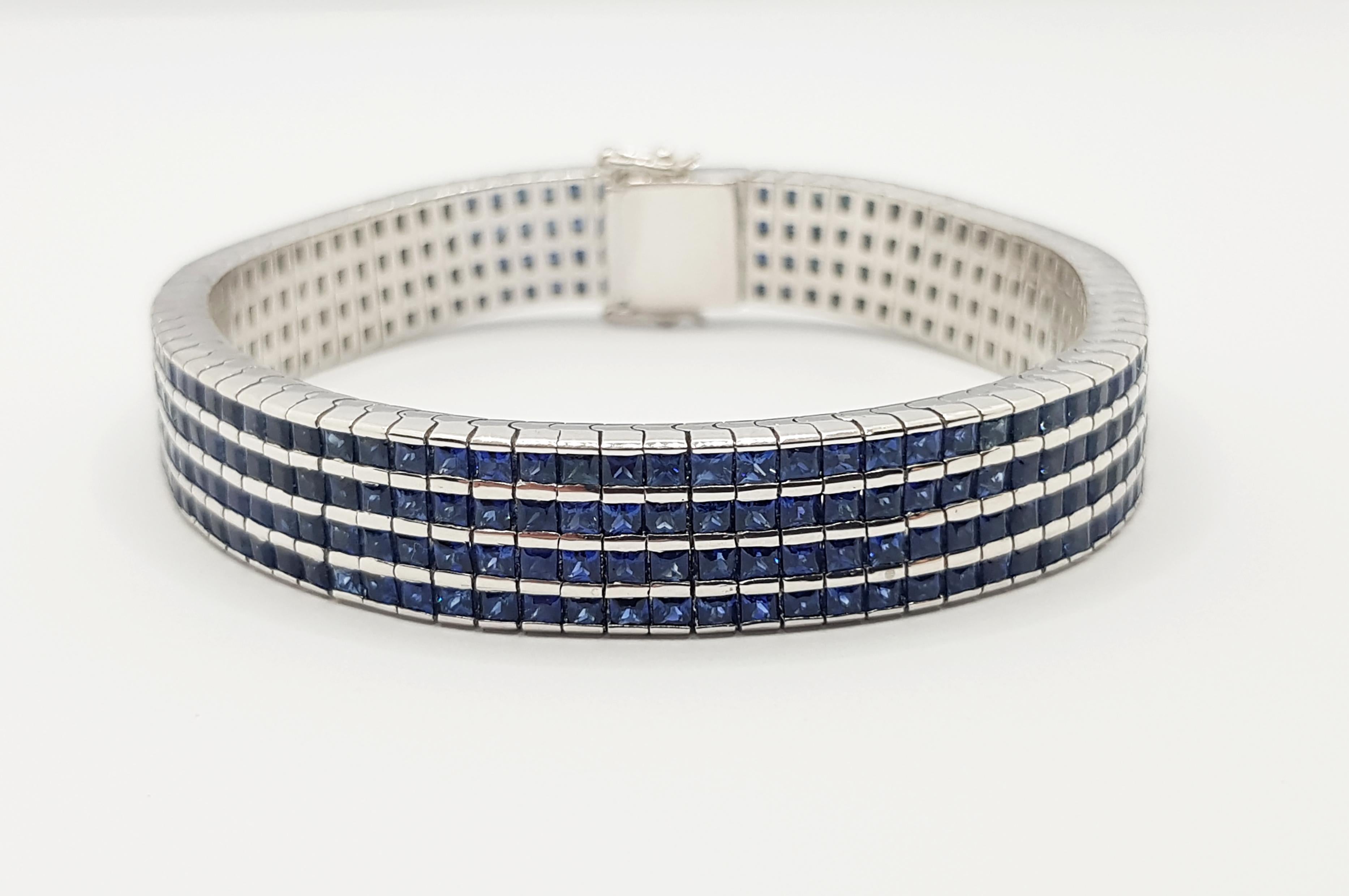 Taille carrée Bracelet en or blanc 18 carats serti de saphirs bleus en vente
