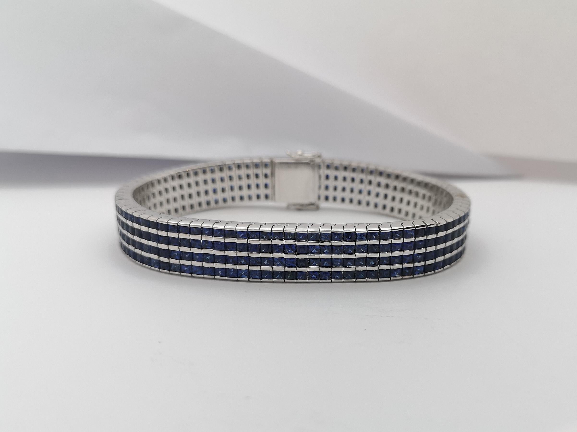 Blue Sapphire Bracelet Set in 18 Karat White Gold Settings In New Condition For Sale In Bangkok, TH