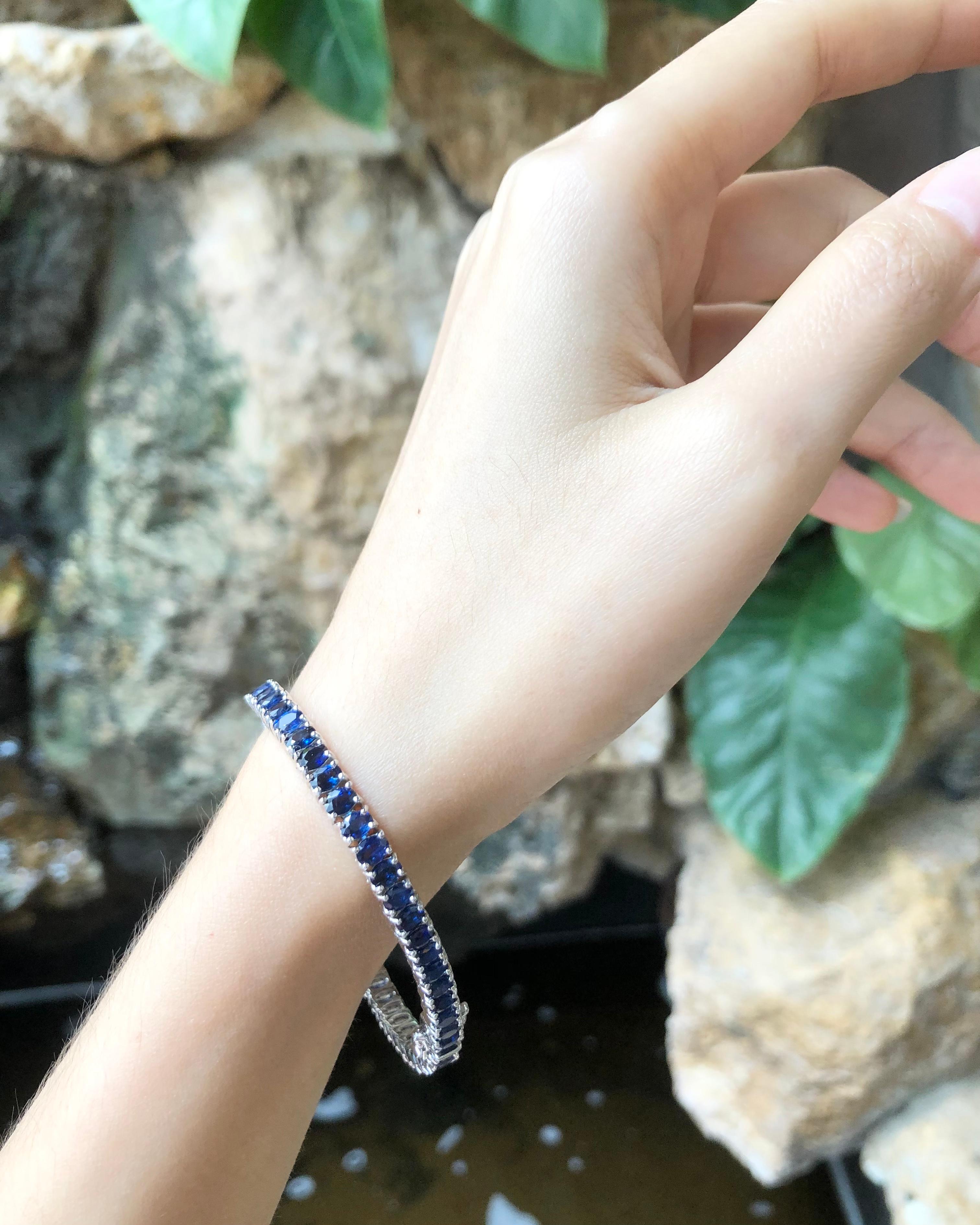 Women's Blue Sapphire Bracelet Set in 18 Karat White Gold Settings For Sale