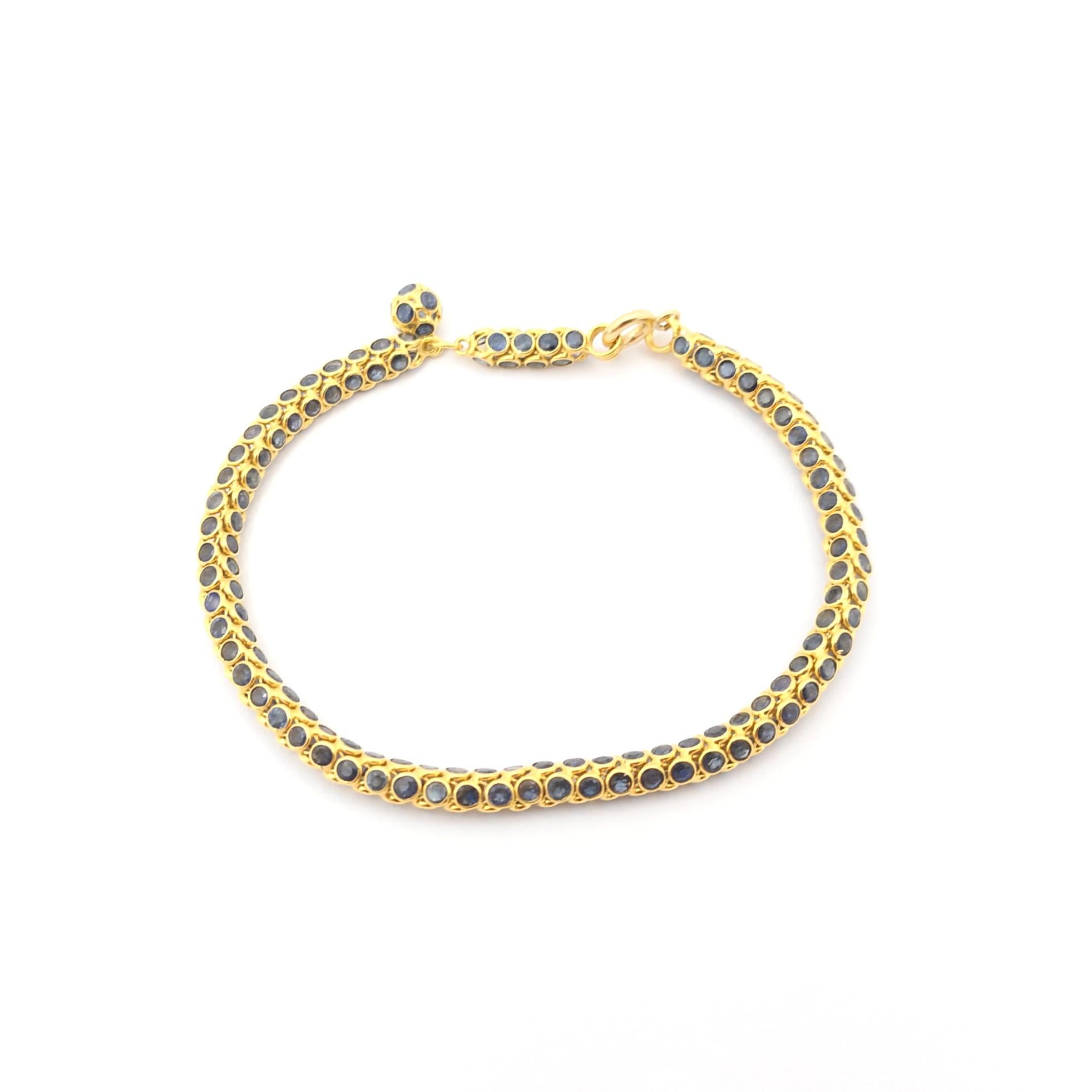 Blue Sapphire Bracelet Set in 18K Gold Settings  For Sale 1