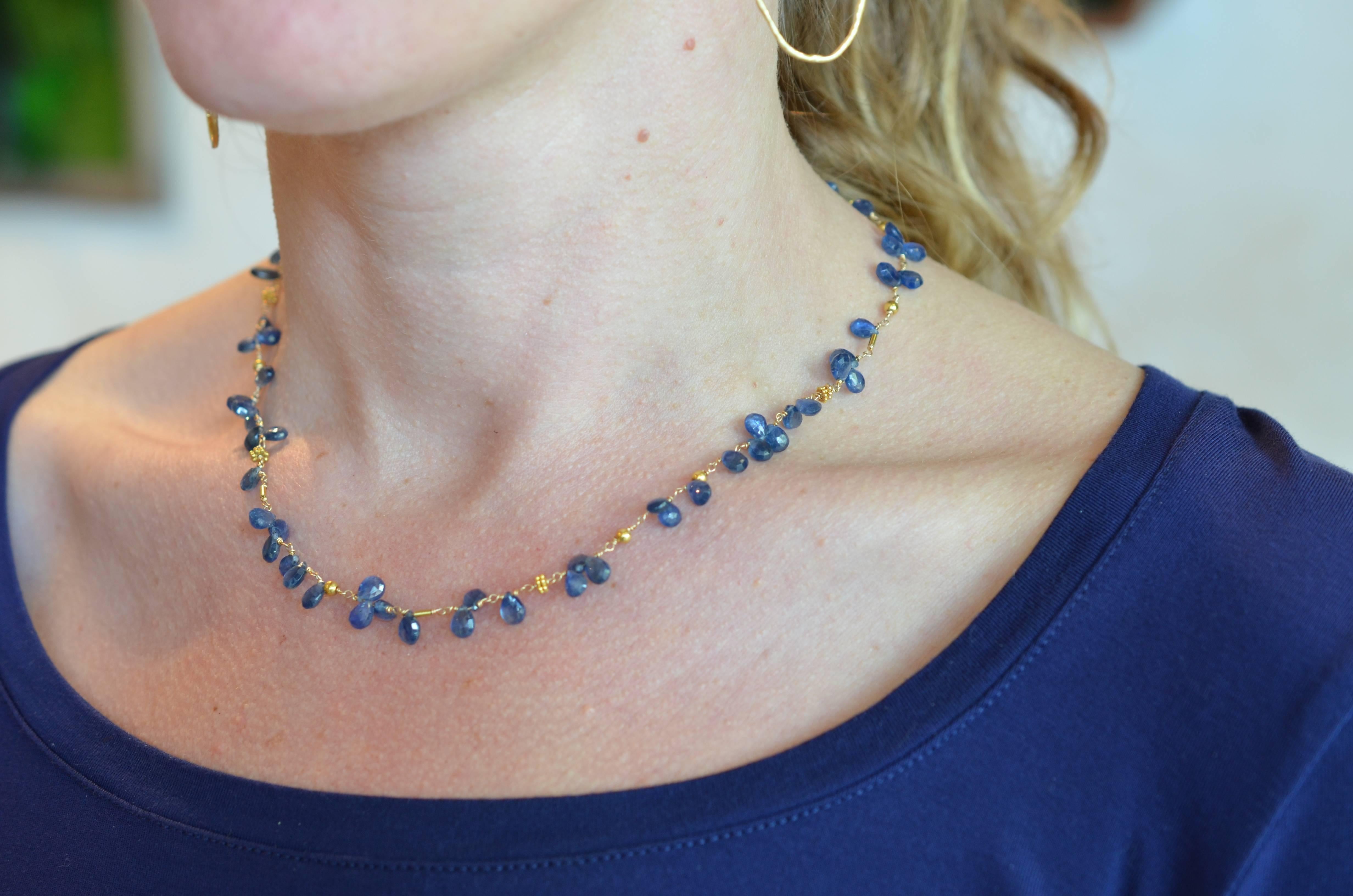 Blauer blauer Saphir Briolette-Halskette aus 18 Karat Gelbgold im Angebot 1