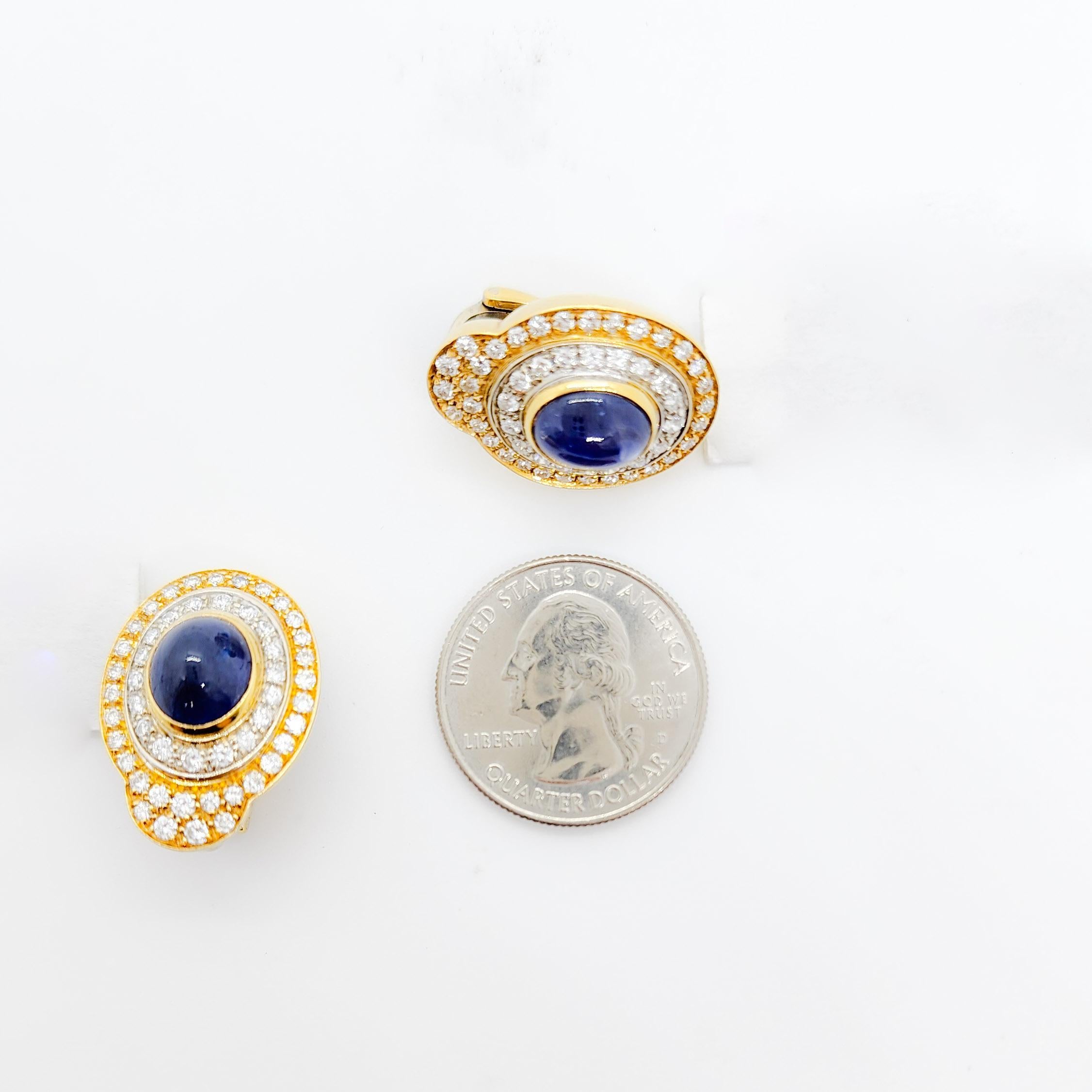 Ohrclips aus 18 Karat Gold mit blauem Saphir, Cabochon und weißem Diamant (Ovalschliff)