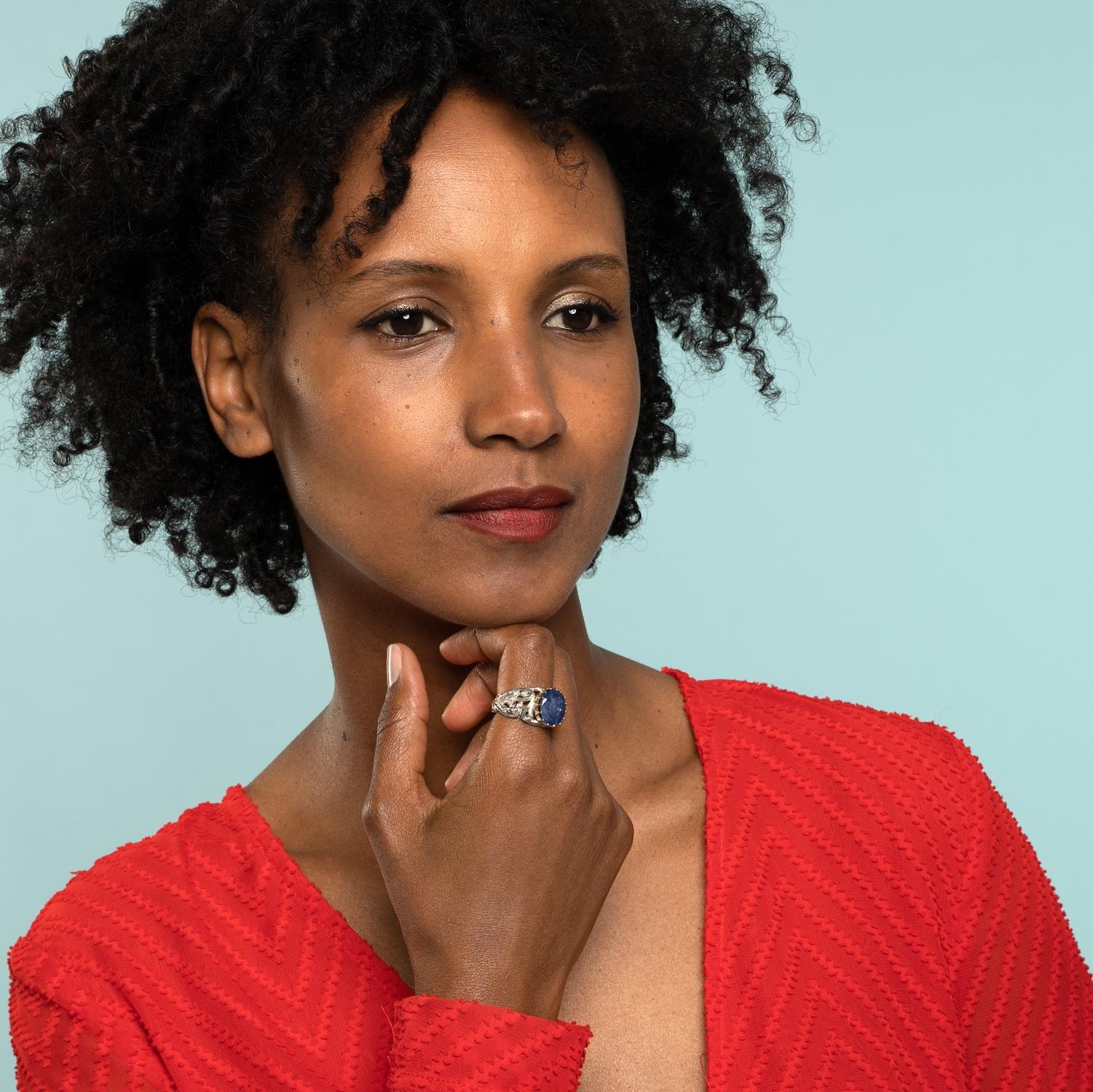 Cette exquise bague en saphir bleu a été fabriquée à la main dans nos ateliers et est unique en son genre. Elle est ornée d'un saphir bleu de 8,95 carats, serti dans de l'or 18 carats. La tige est en argent sterling et présente un travail de