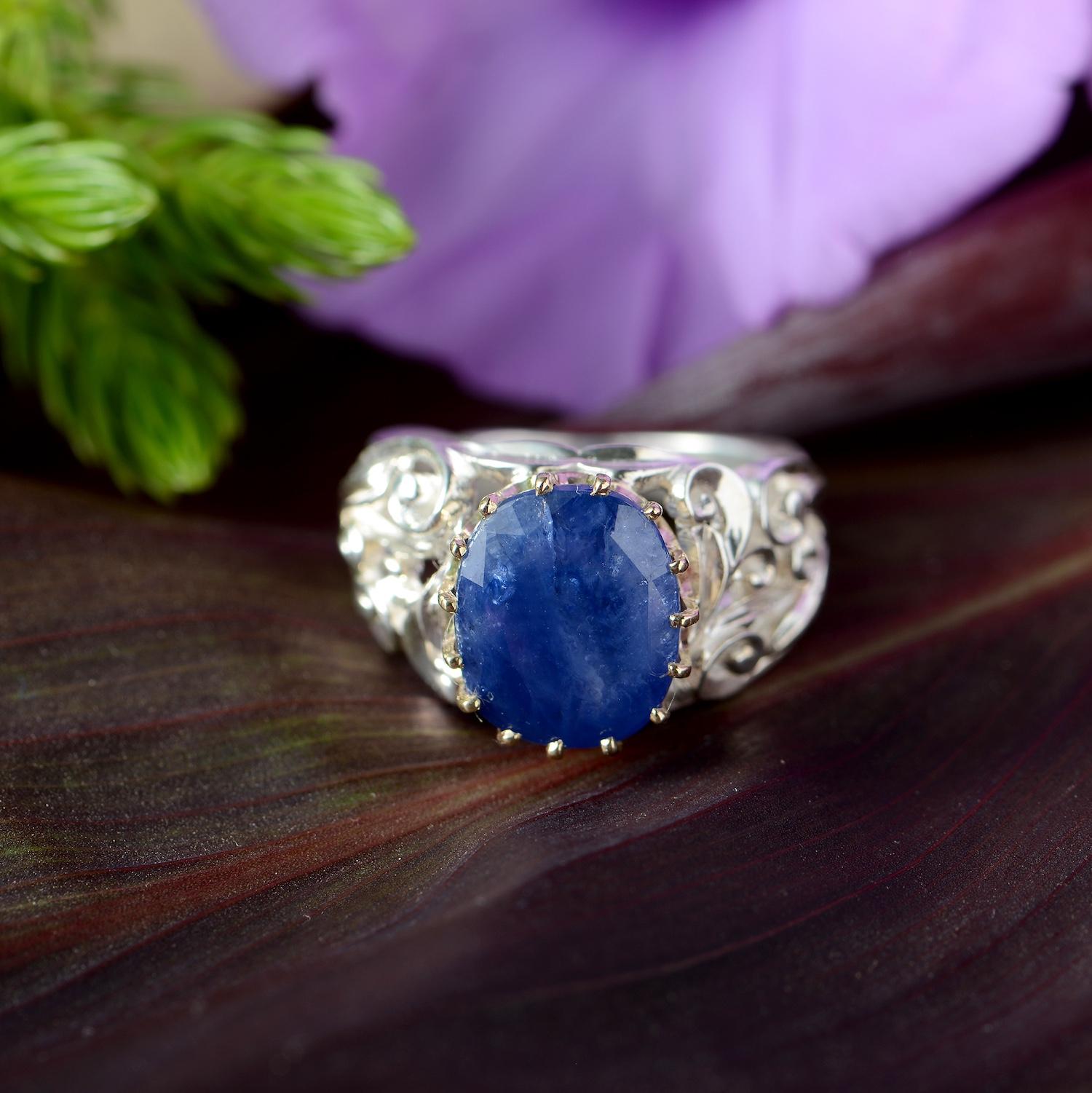 Taille émeraude Bague cocktail gravée à la main avec saphir bleu cabochon en vente