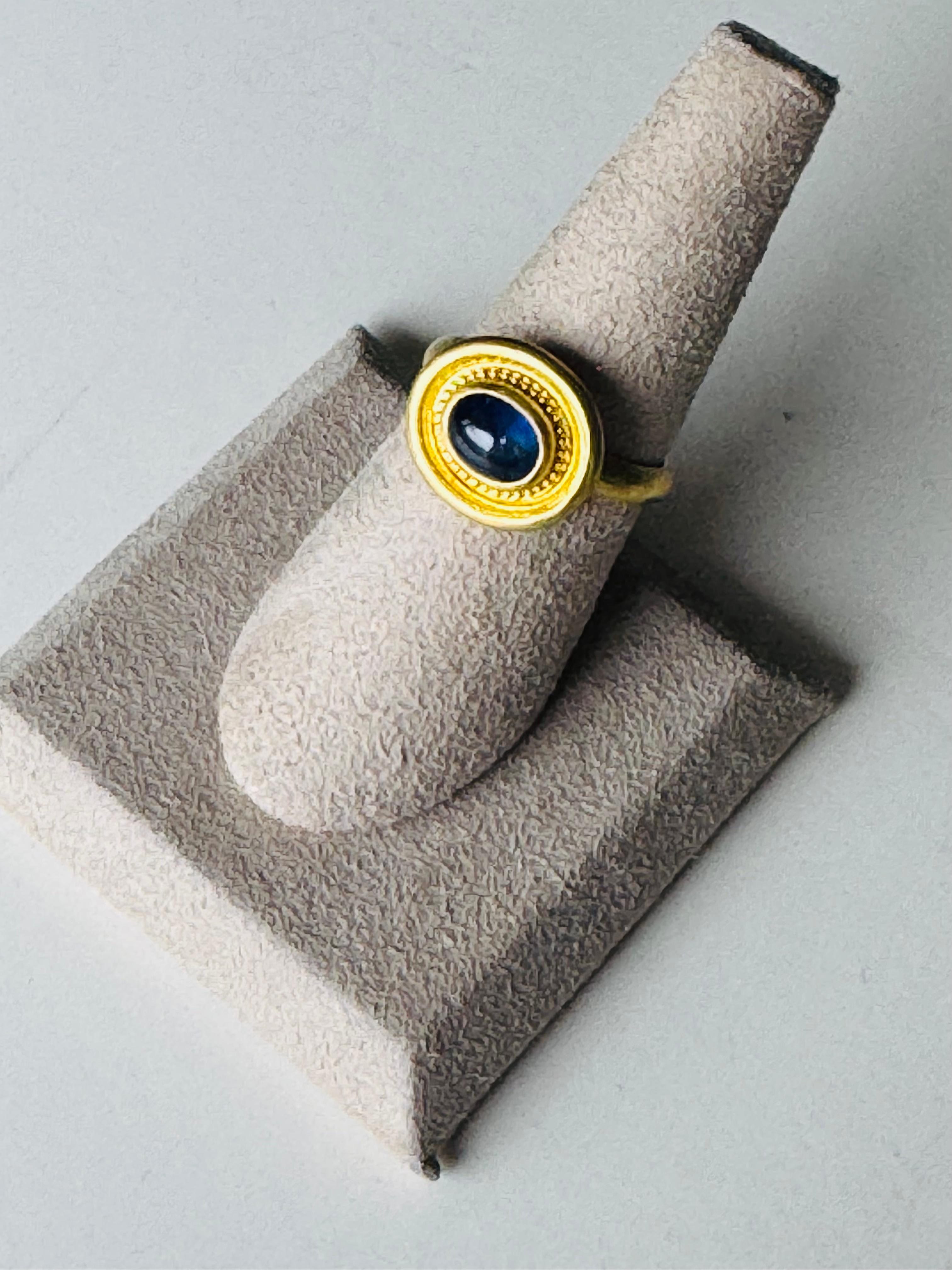 Neoclassical Blue Sapphire cabochon ring in 22 Karat For Sale
