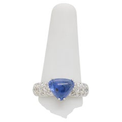 Cocktailring aus Platin mit blauem Saphir, Cabochon Trillion und weißem Diamant