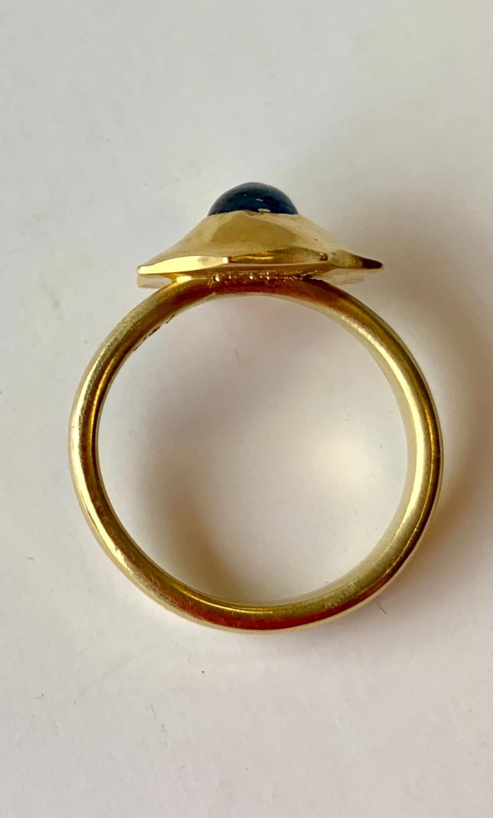 Blauer blauer Saphir Cabochon Gelbgold 22 Karat und 18 Karat Ring (Künstler*in) im Angebot