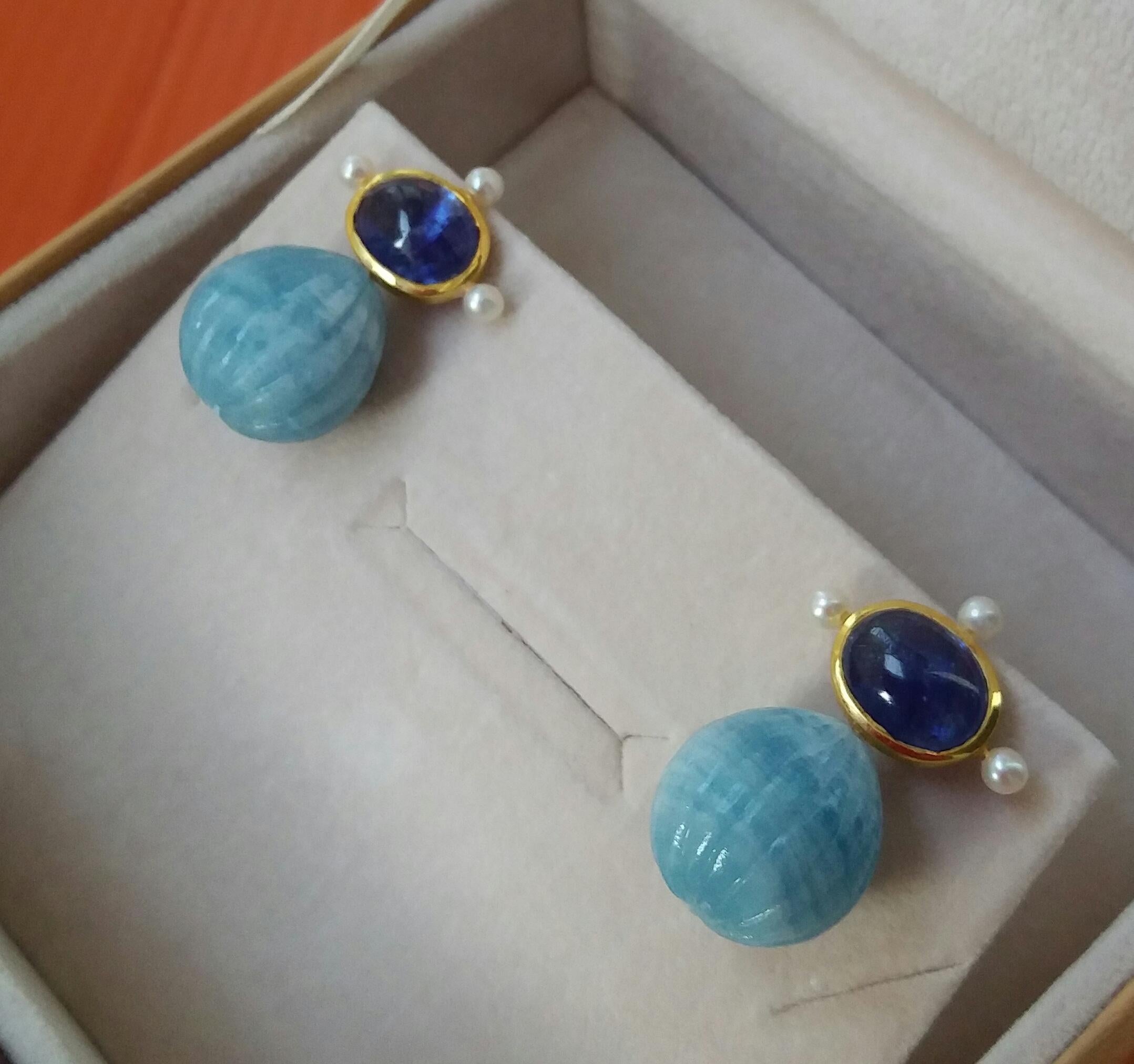 Blue Sapphire Cabs Pearls Gold Engraved Aquamarine Round Drop Stud Earrings In Good Condition For Sale In Bangkok, TH