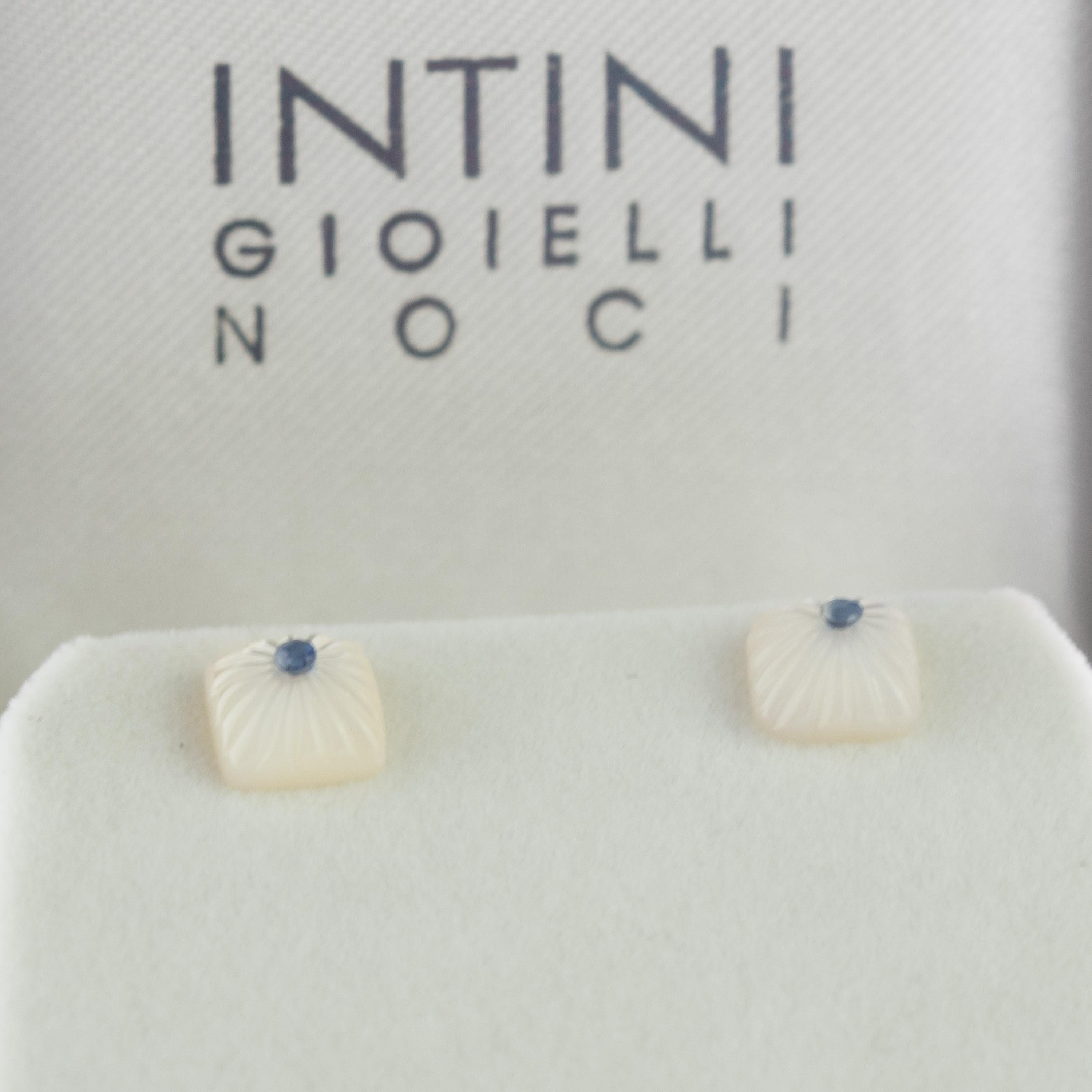 Blauer blauer Saphir geschnitzt Perlmutt quadratischer Cabochon 14 Karat Gold Ohrstecker (Kunsthandwerker*in) im Angebot