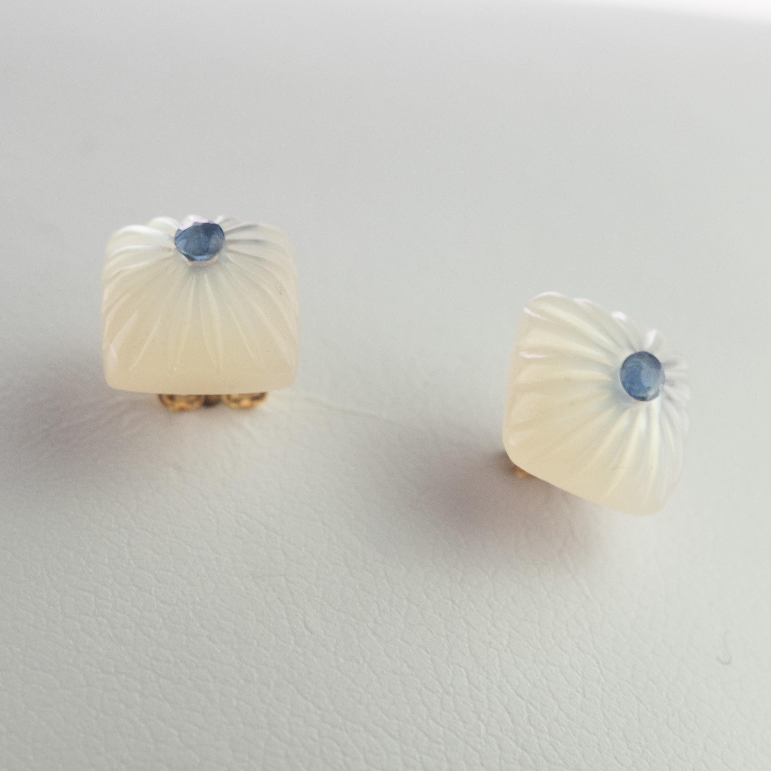 Blauer blauer Saphir geschnitzt Perlmutt quadratischer Cabochon 14 Karat Gold Ohrstecker (Carréeschliff) im Angebot