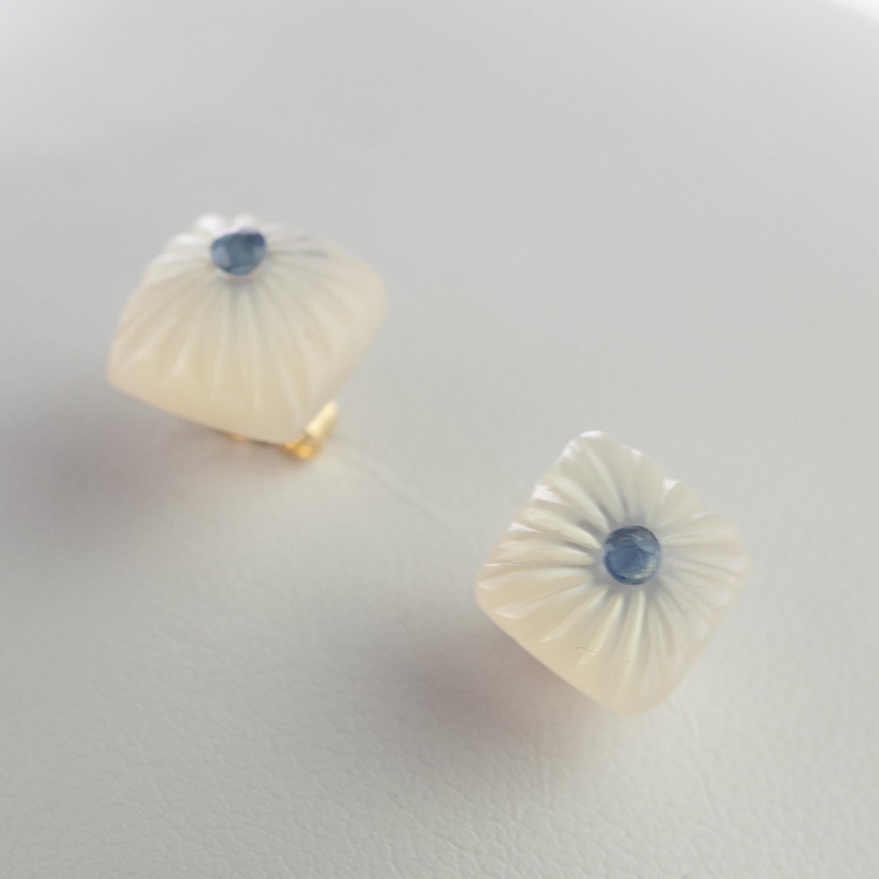 Blauer blauer Saphir geschnitzt Perlmutt quadratischer Cabochon 14 Karat Gold Ohrstecker im Zustand „Neu“ im Angebot in Milano, IT