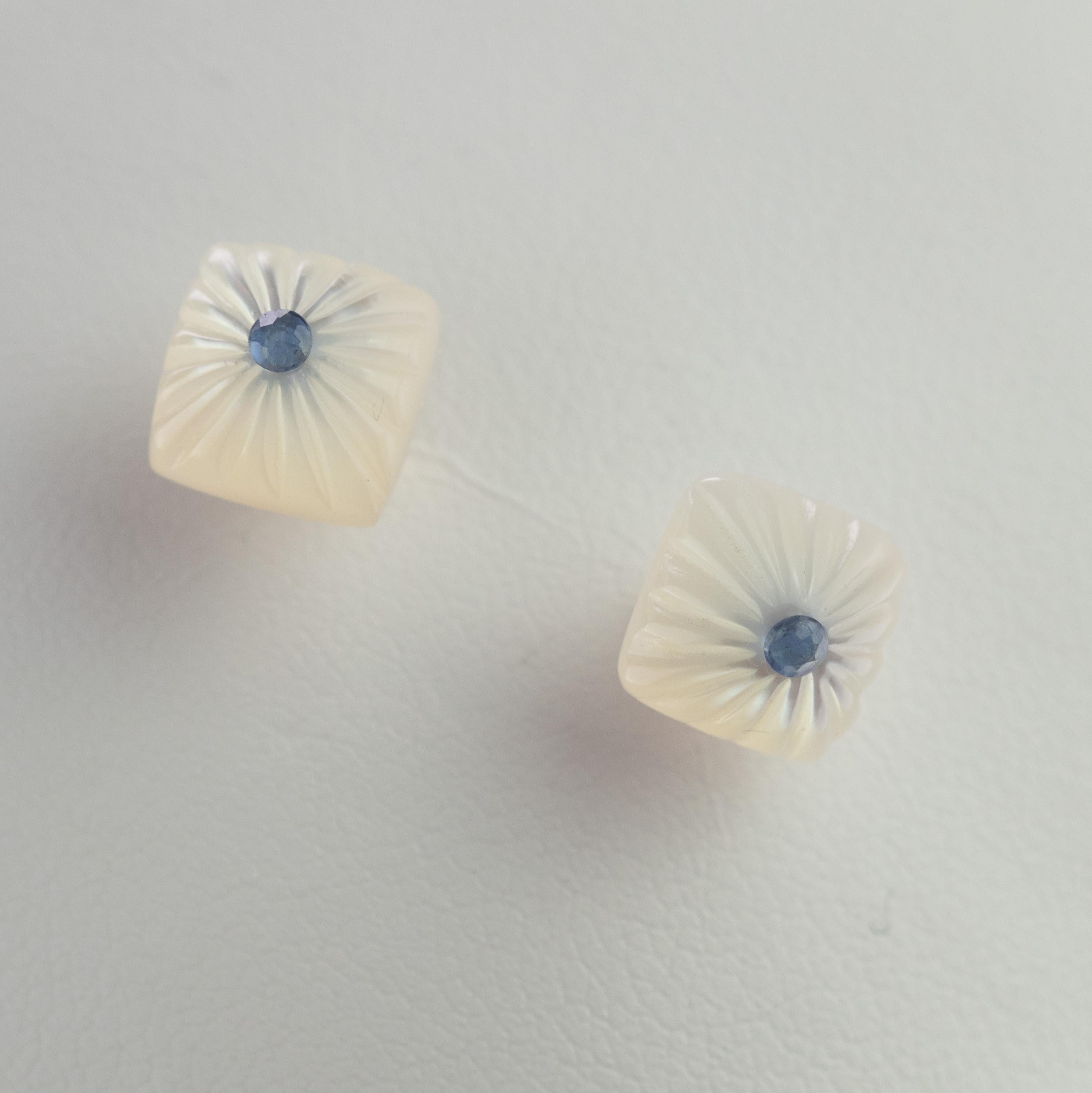 Blauer blauer Saphir geschnitzt Perlmutt quadratischer Cabochon 14 Karat Gold Ohrstecker für Damen oder Herren im Angebot