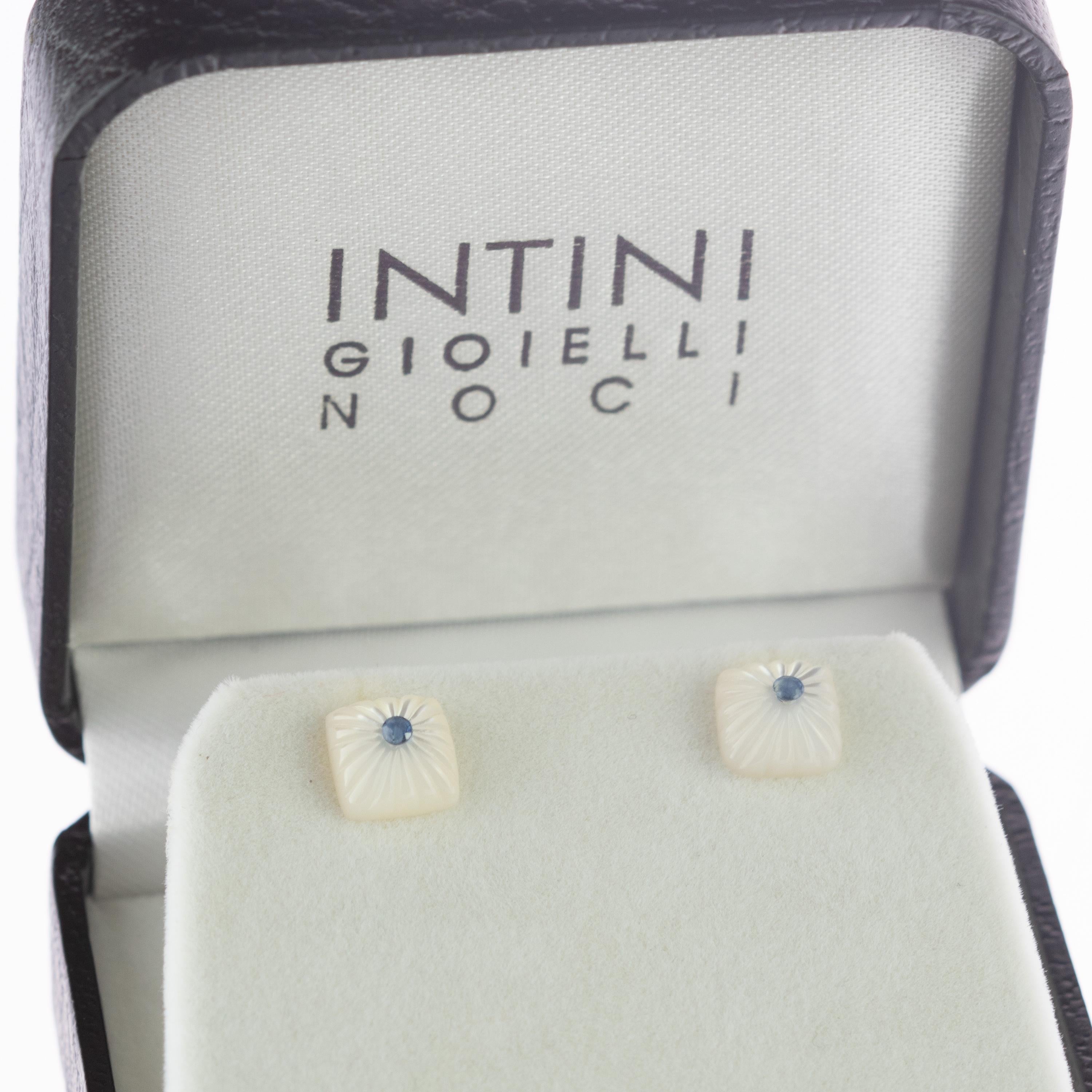 Blauer blauer Saphir geschnitzt Perlmutt quadratischer Cabochon 14 Karat Gold Ohrstecker im Angebot 1