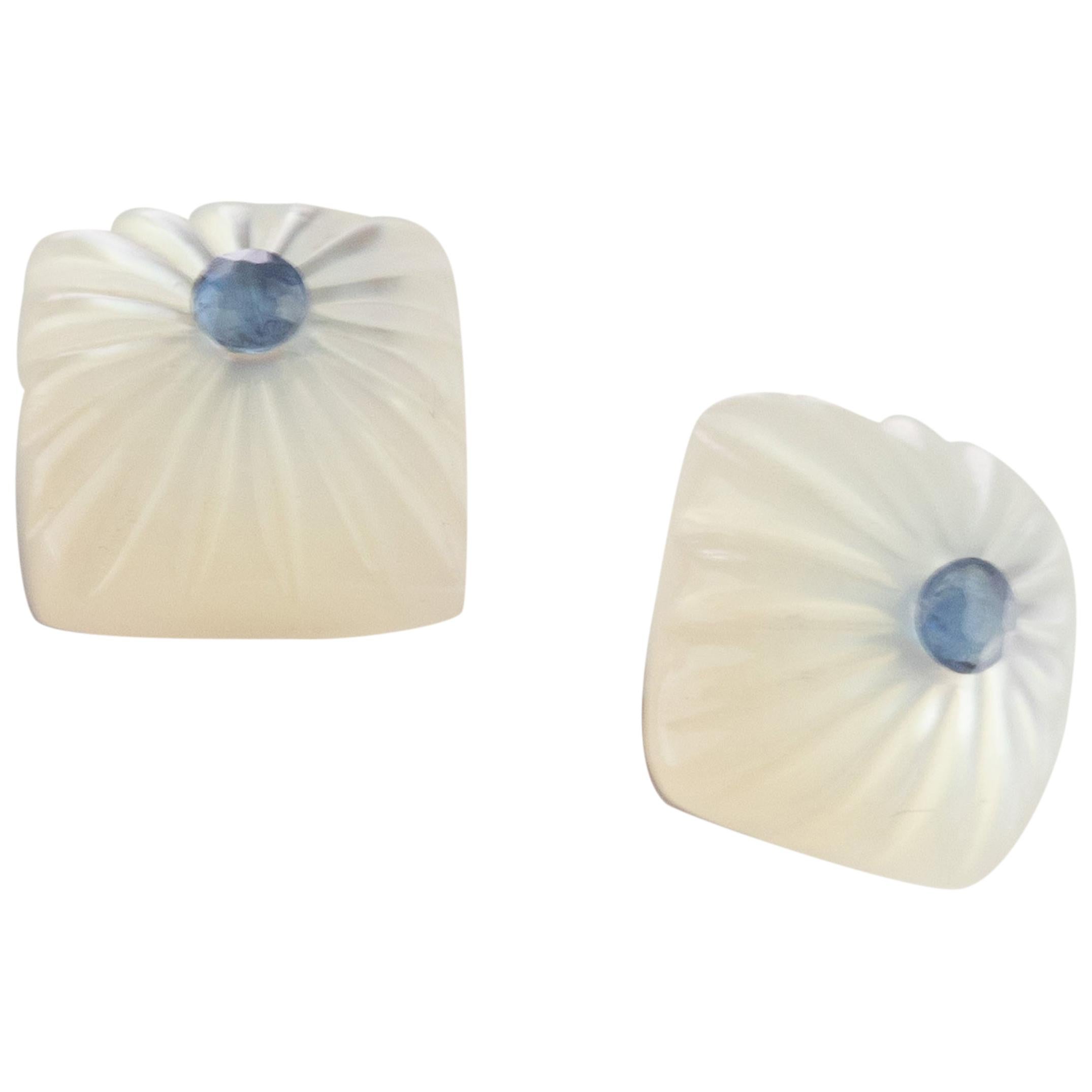 Blauer blauer Saphir geschnitzt Perlmutt quadratischer Cabochon 14 Karat Gold Ohrstecker im Angebot