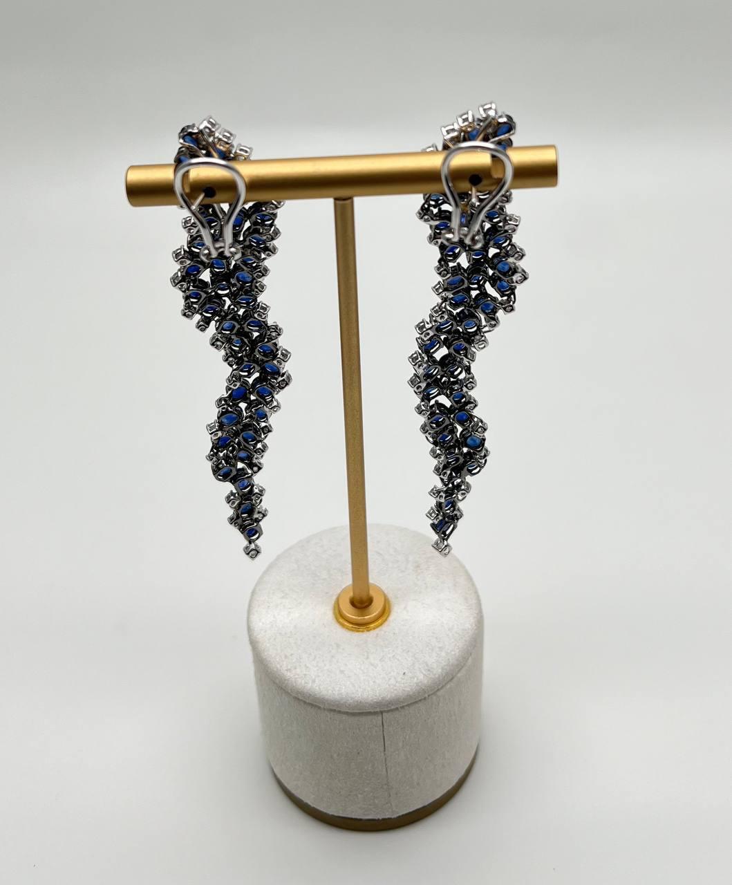 Blauer Saphir Cascade Wave Diamanten 18K Weißgold Statement Fancy Ohrringe im Zustand „Neu“ im Angebot in Oakton, VA