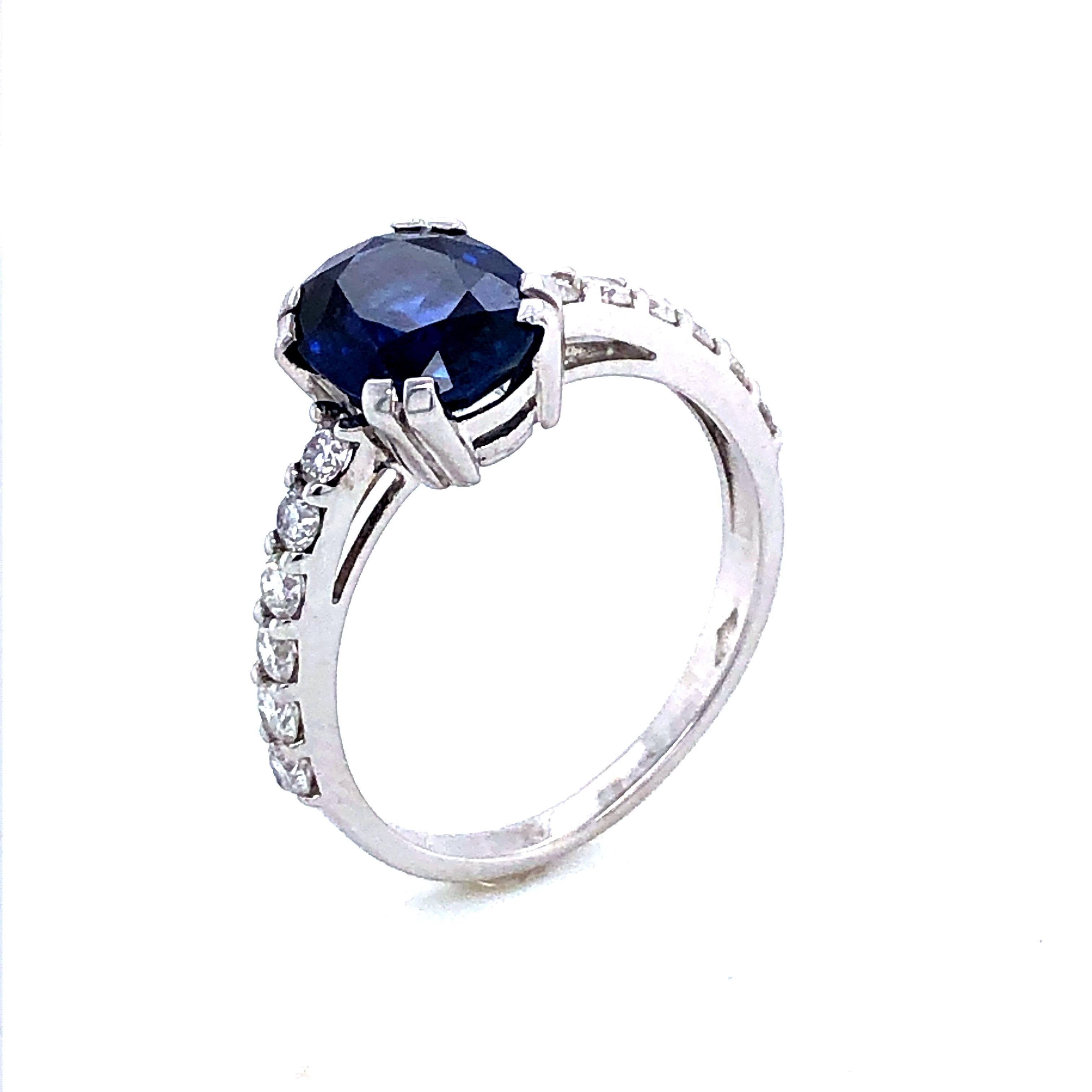 Contemporary Blue Sapphire Ceylan and Diamonds on White Gold 18 Karat