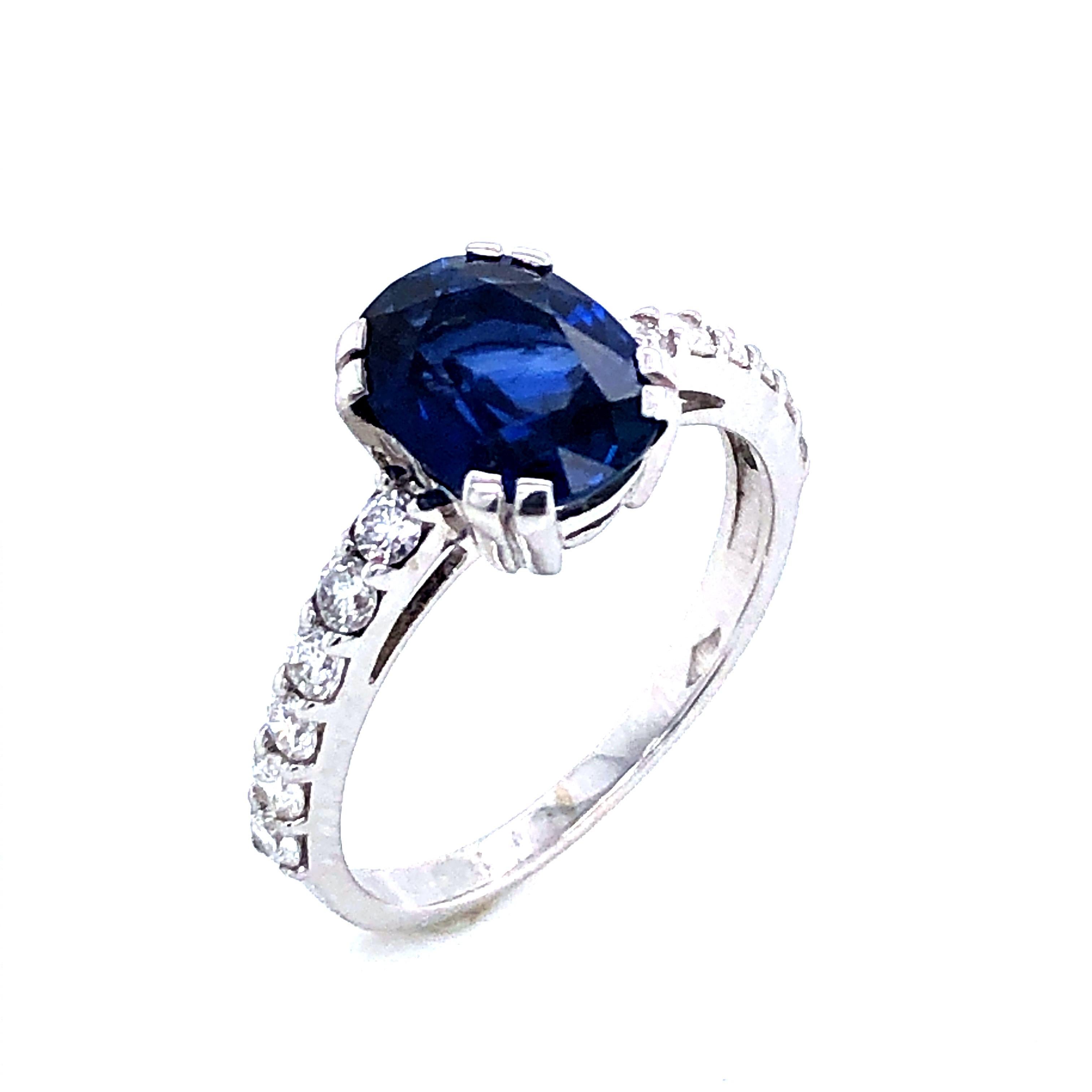 Oval Cut Blue Sapphire Ceylan and Diamonds on White Gold 18 Karat