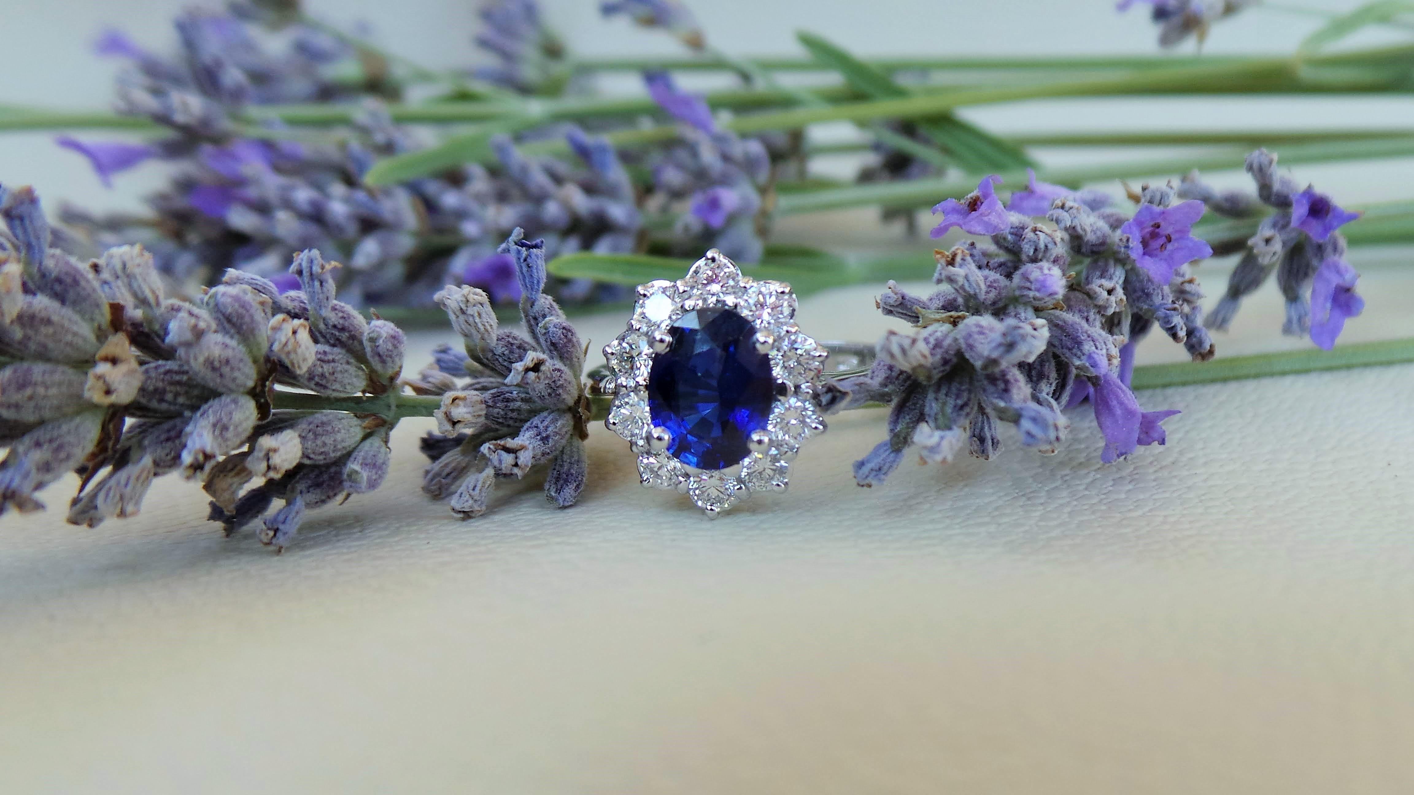 Blue Sapphire Ceylon 1.41K Diamonds 0.58K White Gold Lady Diana Engagement Ring In New Condition For Sale In Firenze, FI