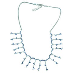Halskette mit blauem Saphir und Diamanten aus 18 Karat Weißgold mit Diamanten