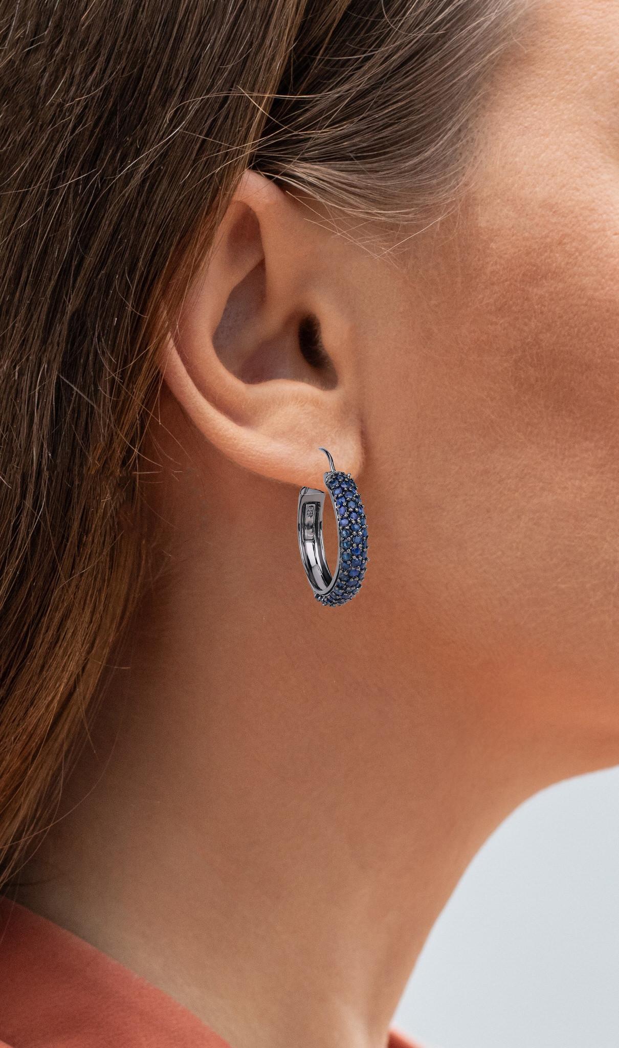 It comes with the Gemological Appraisal by GIA GG/AJP
All Gemstones are Natural in Origin
102 Blue Sapphires = 4.60 Carats
Metal: Black Rhodium Plated Sterling Silver
Dimensions: 27 x 7 mm