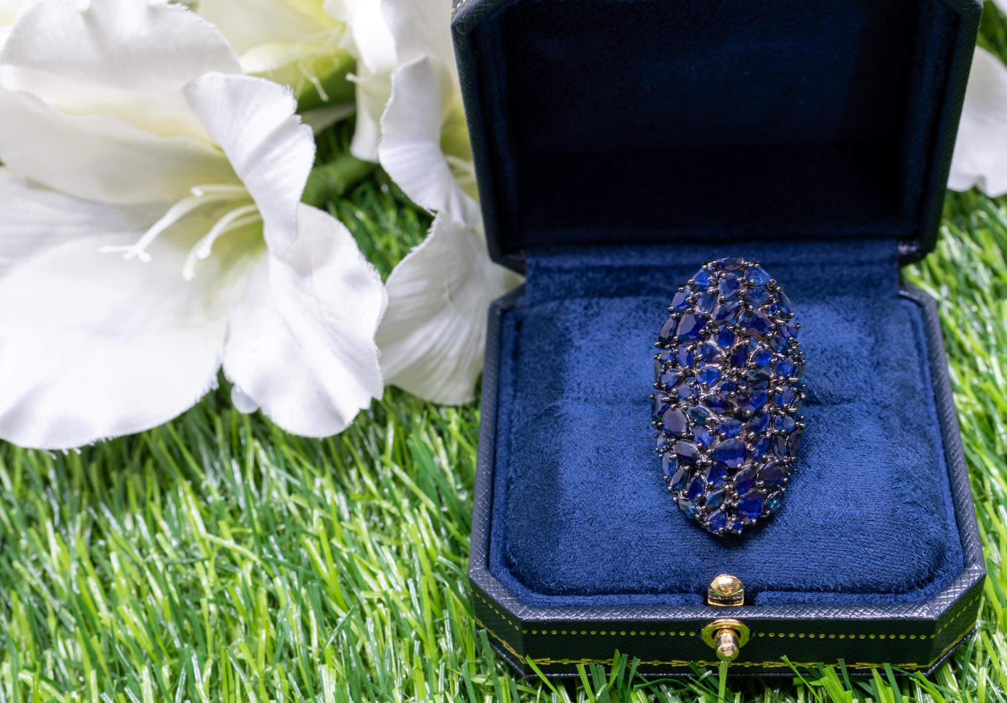 Bague grappe de saphirs bleus 9,2 carats Excellent état - En vente à Aliso Viejo, CA