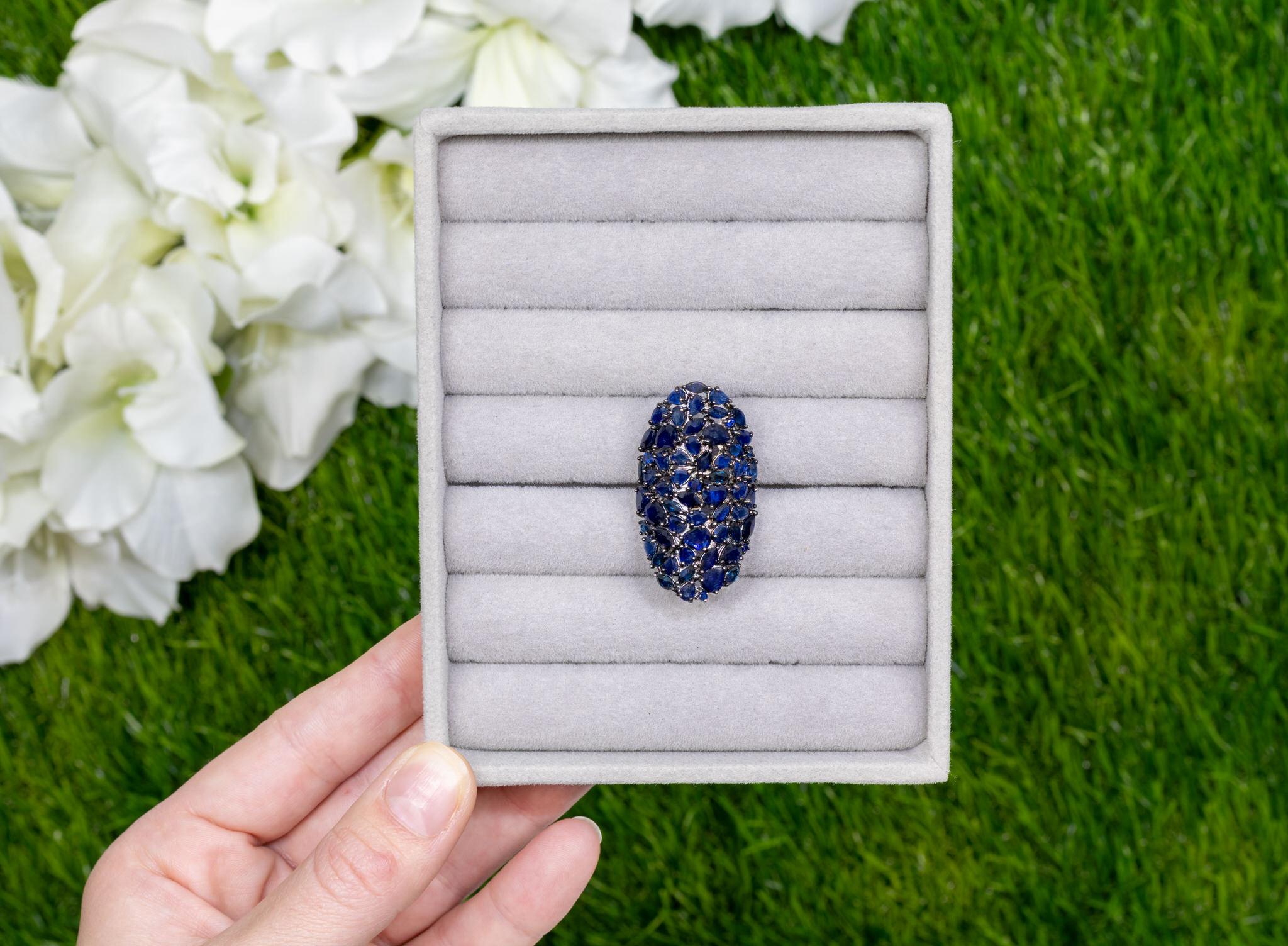 Women's or Men's Blue Sapphire Cluster Ring 9.2 Carats For Sale