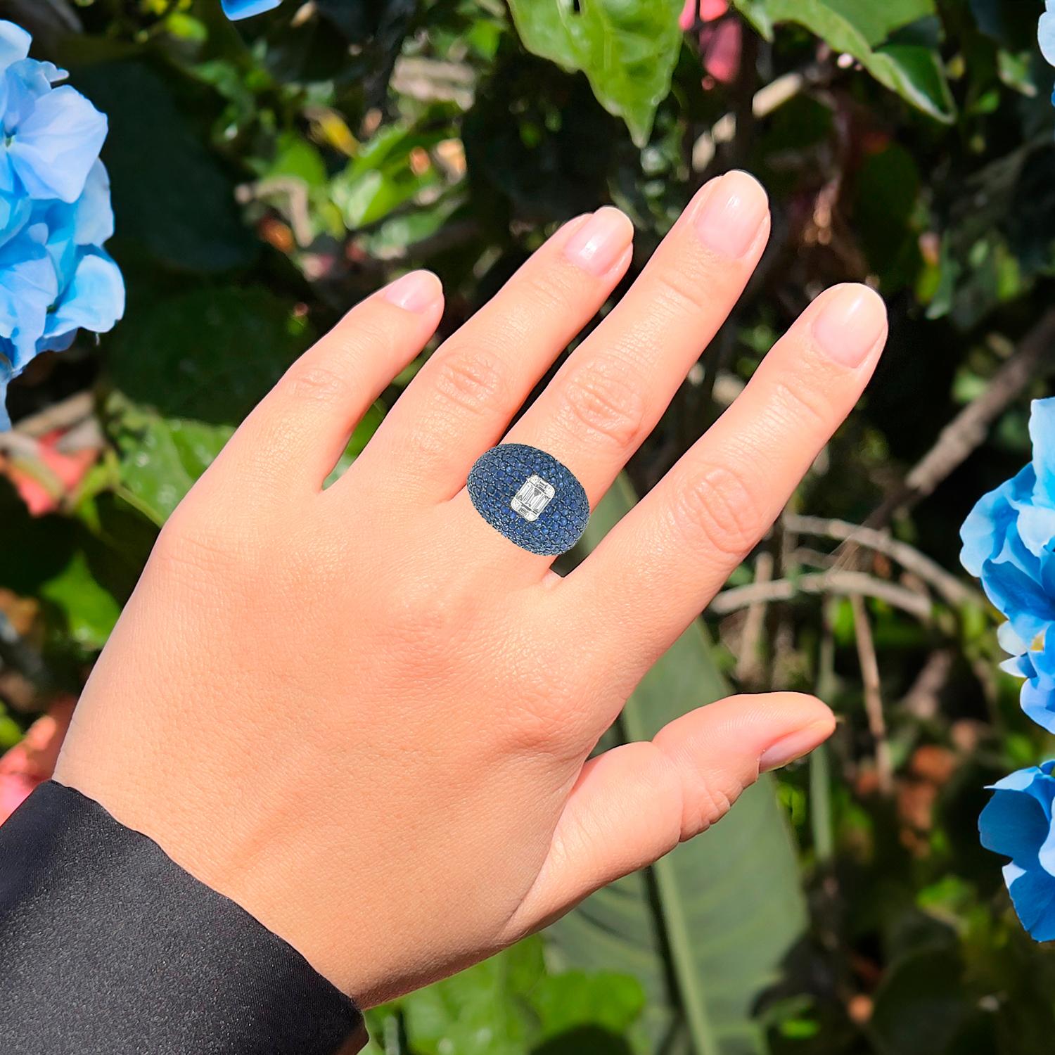 Contemporary Blue Sapphire Cluster Ring With Diamonds 3.96 Carats 18K Gold For Sale