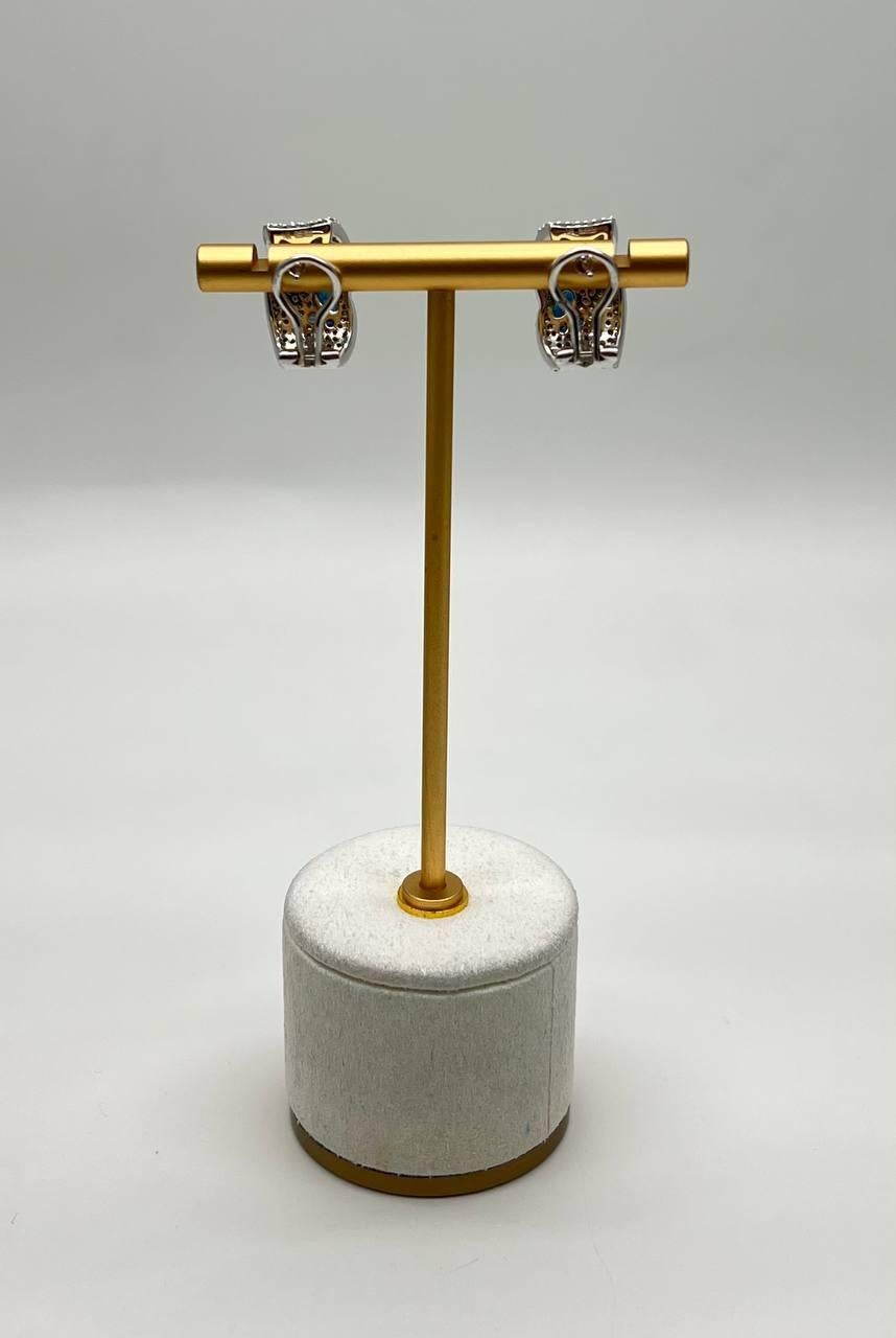 Taglio misto Orecchini con zaffiro blu a forma di grappolo con diamanti incastonati in oro bianco 14K in vendita