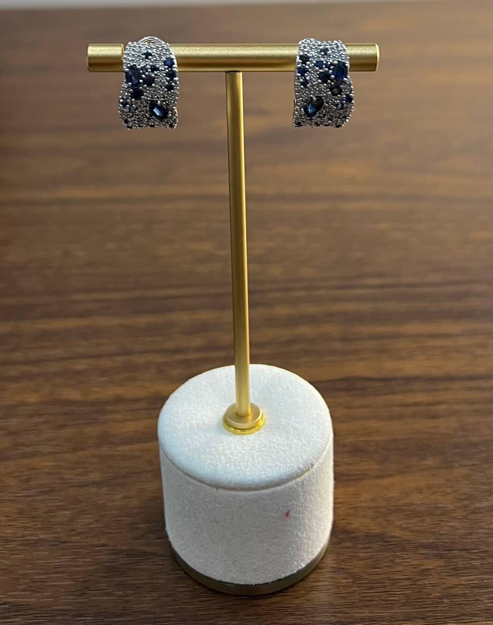 Orecchini con zaffiro blu a forma di grappolo con diamanti incastonati in oro bianco 14K In condizioni Nuovo in vendita a Oakton, VA