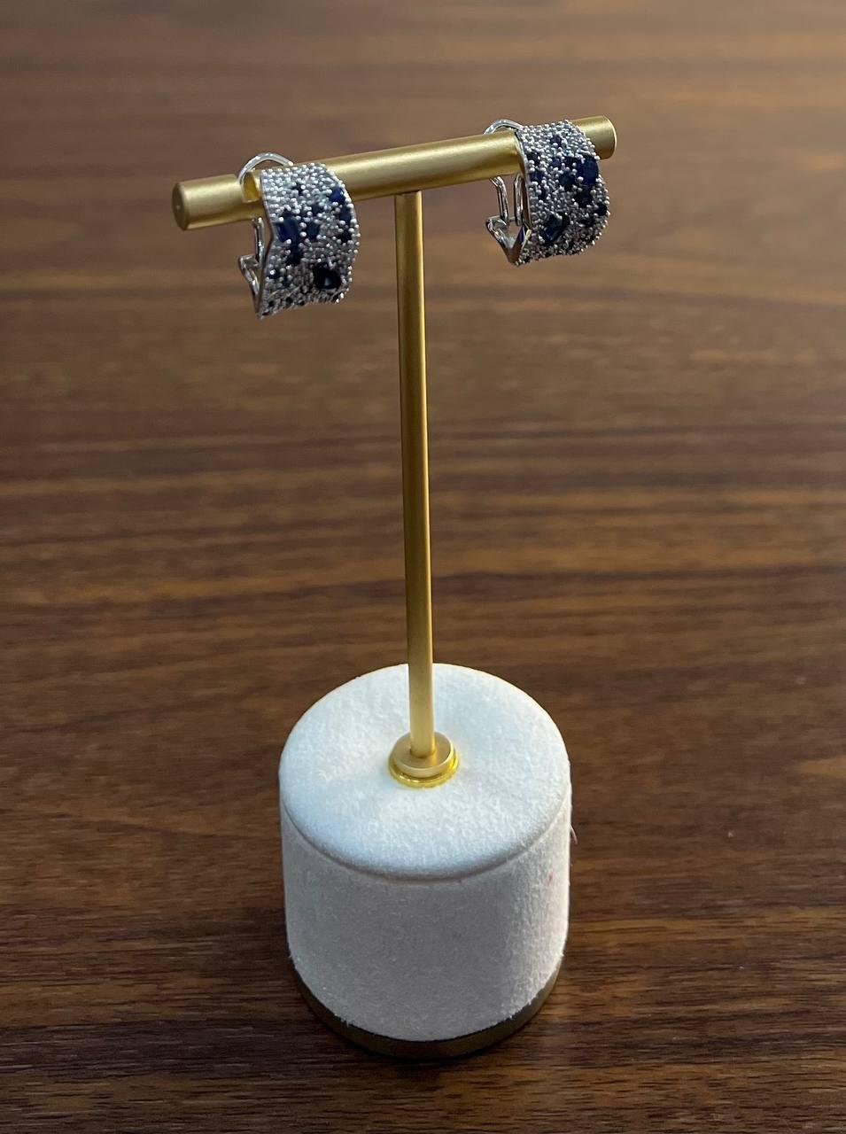 Orecchini con zaffiro blu a forma di grappolo con diamanti incastonati in oro bianco 14K in vendita 1