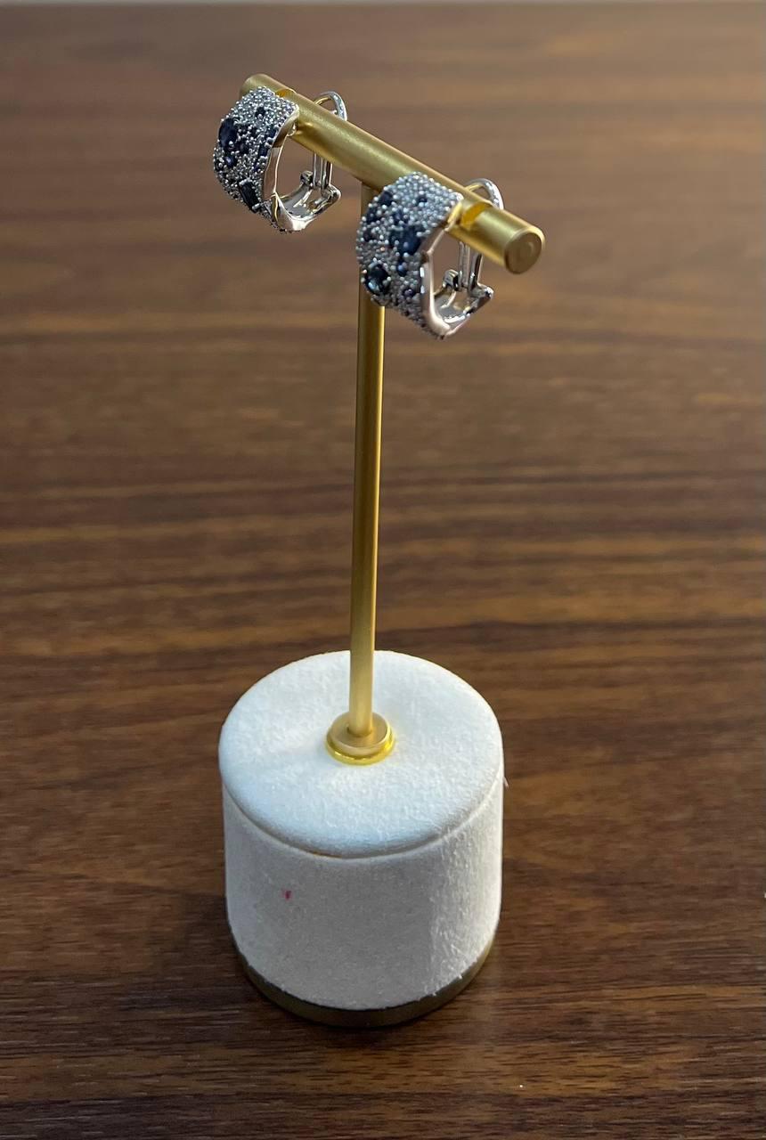 Orecchini con zaffiro blu a forma di grappolo con diamanti incastonati in oro bianco 14K in vendita 2