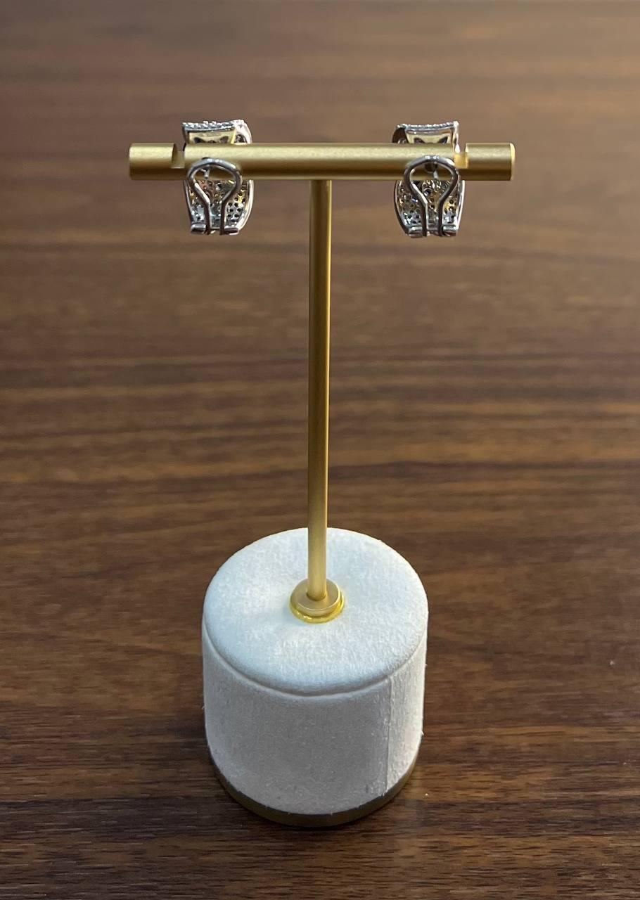 Orecchini con zaffiro blu a forma di grappolo con diamanti incastonati in oro bianco 14K in vendita 3