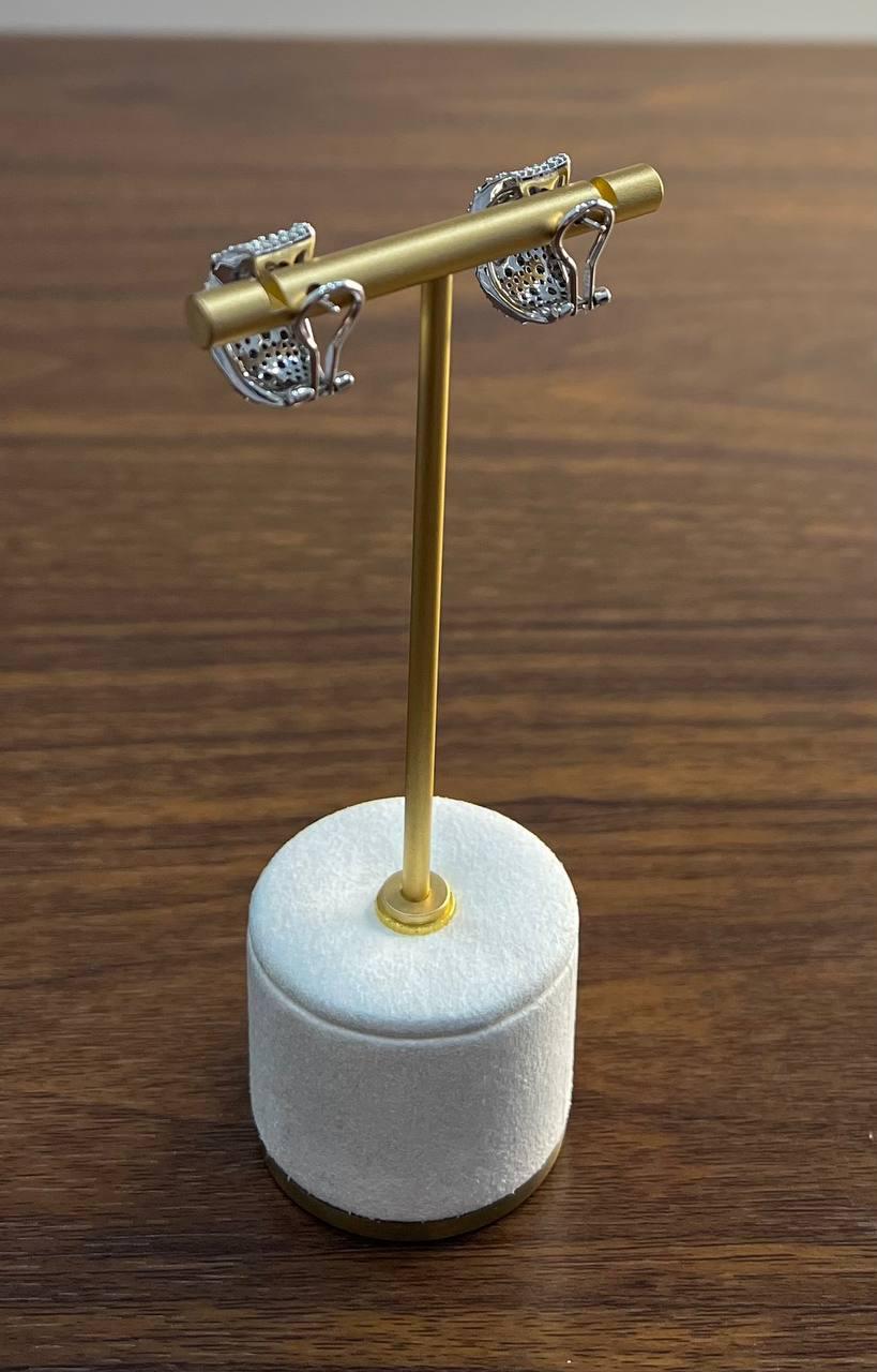 Orecchini con zaffiro blu a forma di grappolo con diamanti incastonati in oro bianco 14K in vendita 4