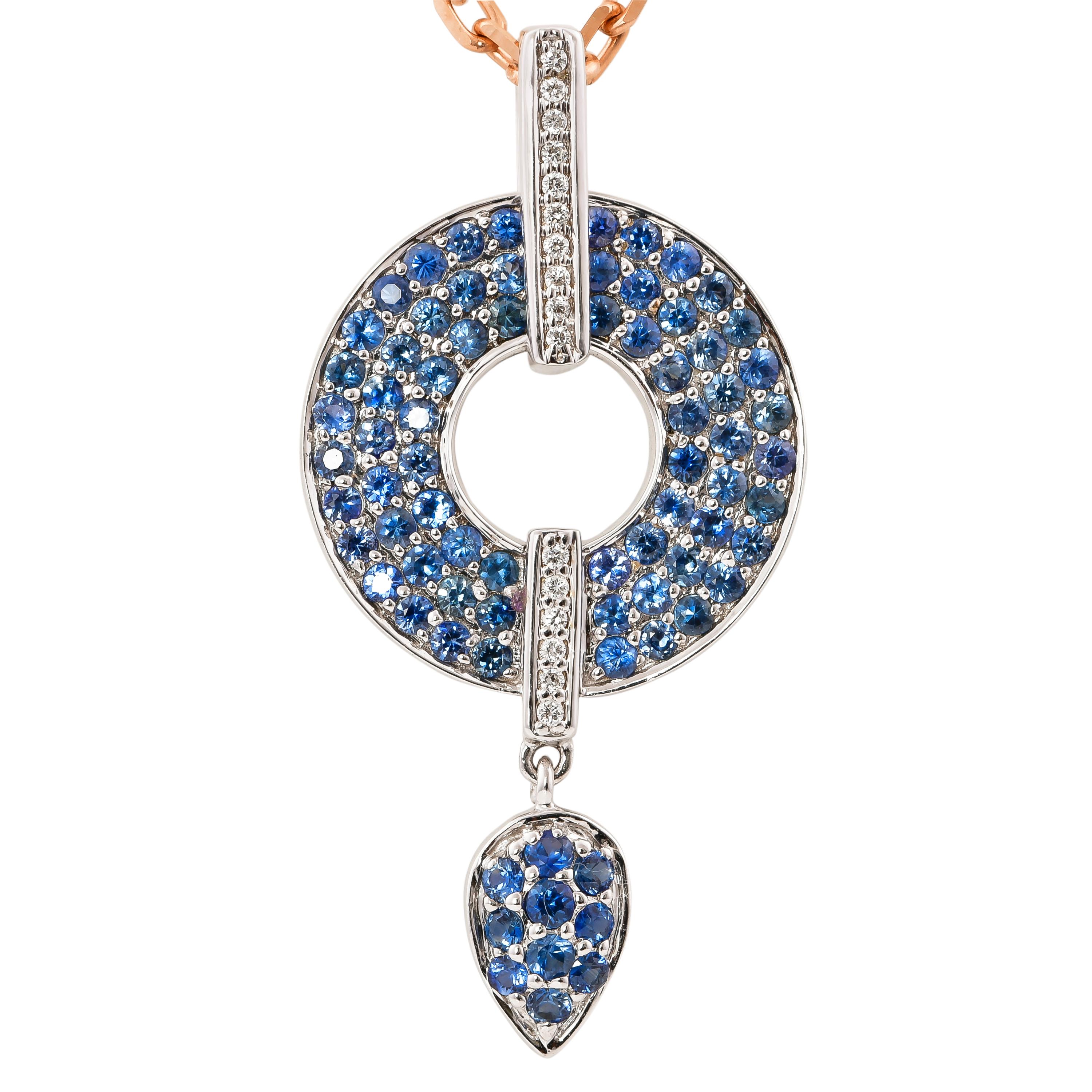 Une collection exclusive de pendentifs de cocktail uniques et conçus par Sunita Nahata Fine Design. 

Pendentif cocktail de saphirs bleus en or blanc 14 carats

Saphir bleu : 1,30 carat, taille 1,50, forme ronde.
Saphir bleu : 0,085 carat, taille