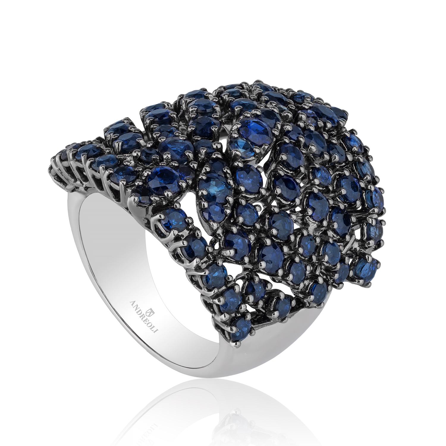 Blauer Saphir Cocktail Ring Andreoli 18k Weißgold

Dieser Cocktailring mit blauem Saphir von Andreoli besteht aus 6,32 Karat runden blauen Saphiren im Brillantschliff mit geschwärztem Rhodium, eingefasst in 17,03 Gramm 18-karätigem