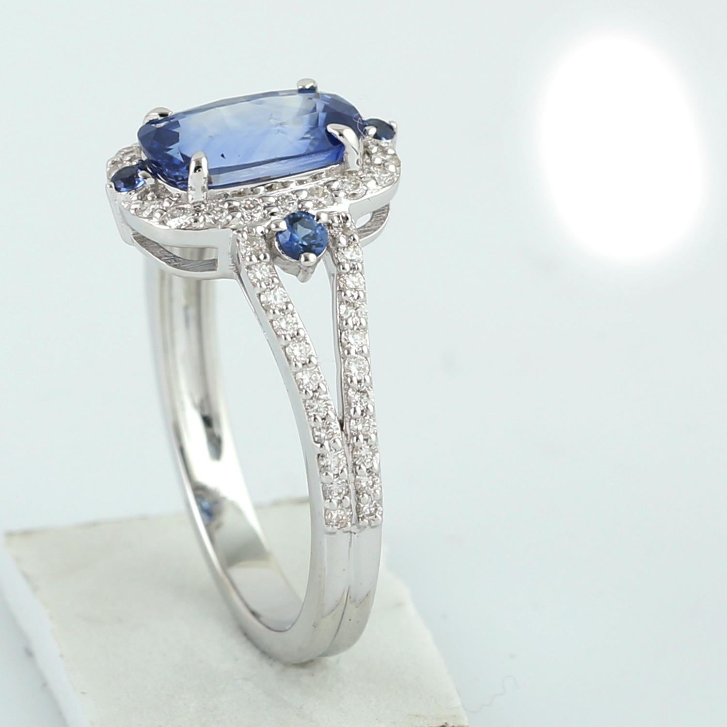 Blue Sapphire Cocktail Ring With Pave Diamonds Made In 18k White Gold In New Condition For Sale In New York, NY
