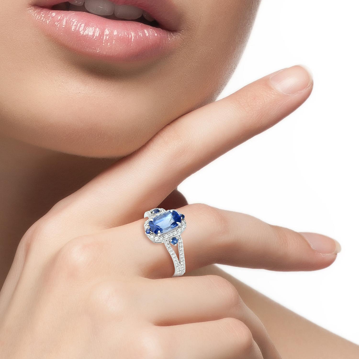 Donna Anello cocktail con zaffiro blu e pavé di diamanti in oro bianco 18 carati in vendita