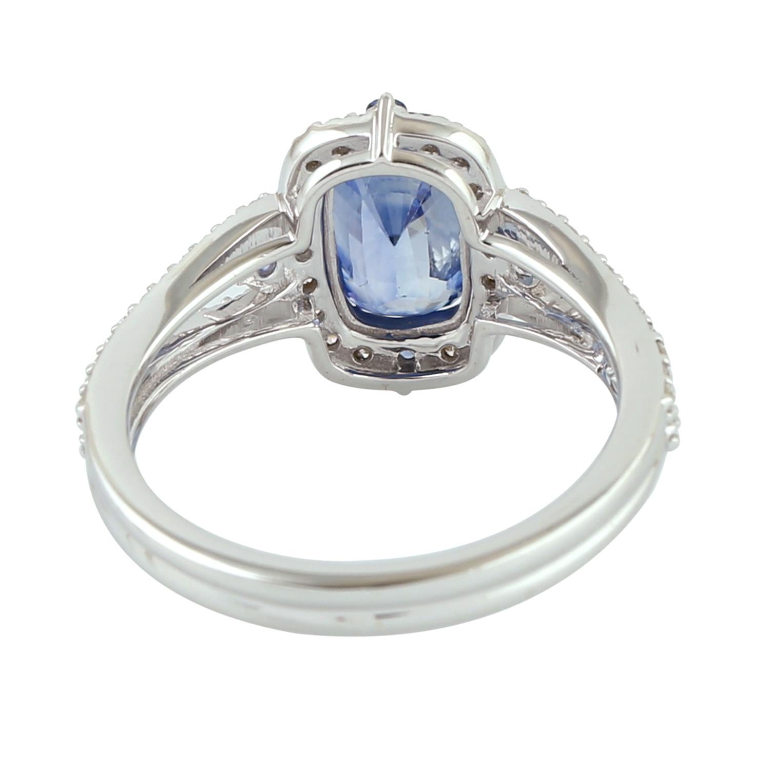 Anello cocktail con zaffiro blu e pavé di diamanti in oro bianco 18 carati in vendita 1