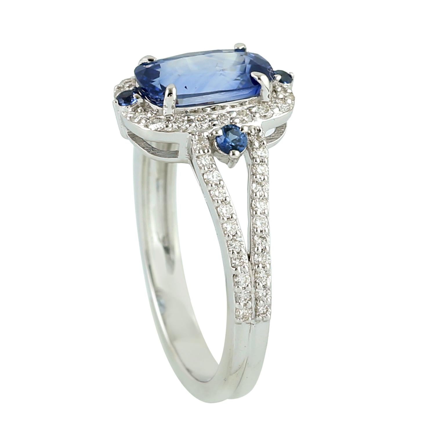 Anello cocktail con zaffiro blu e pavé di diamanti in oro bianco 18 carati in vendita 2