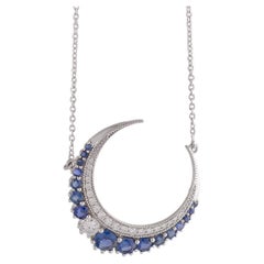 Collier pendentif croissant de lune en or blanc 14 carats avec saphir bleu et diamants