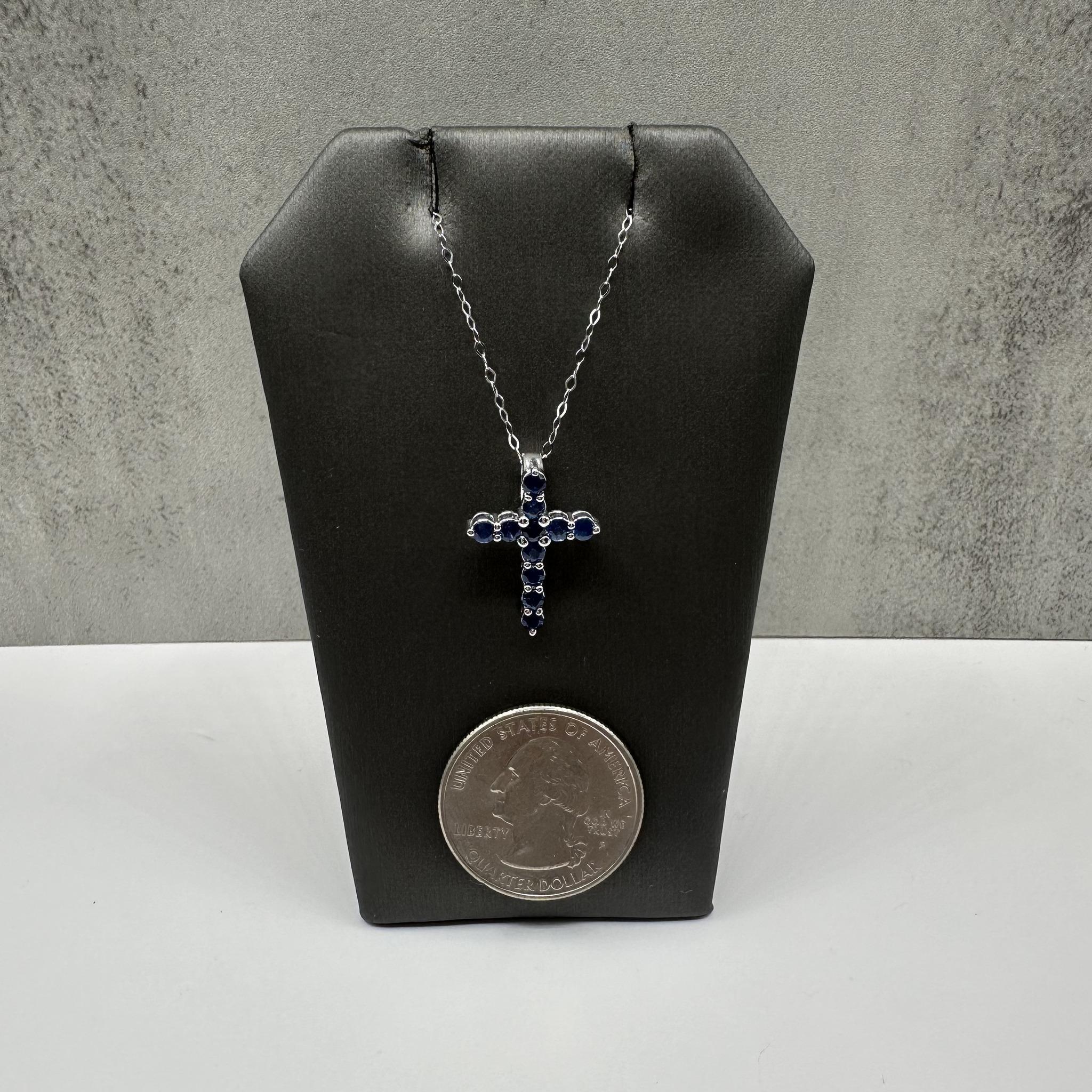 Collier croix en saphir bleu en or blanc 14kt - 0.88ctw, 18in, New Neuf - En vente à West Hempstead, NY