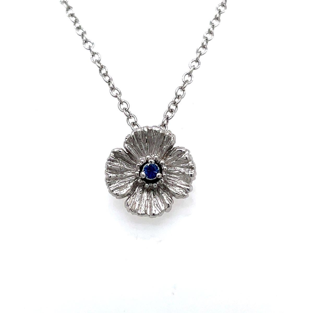 Nel cuore di questo incantevole ciondolo a forma di fiore è incastonato un affascinante zaffiro blu del peso di 0,05 carati.

Abbinato a una catena in oro bianco 18 carati del peso di 2,37 grammi.

Lo zaffiro blu di questo ciondolo proviene dallo