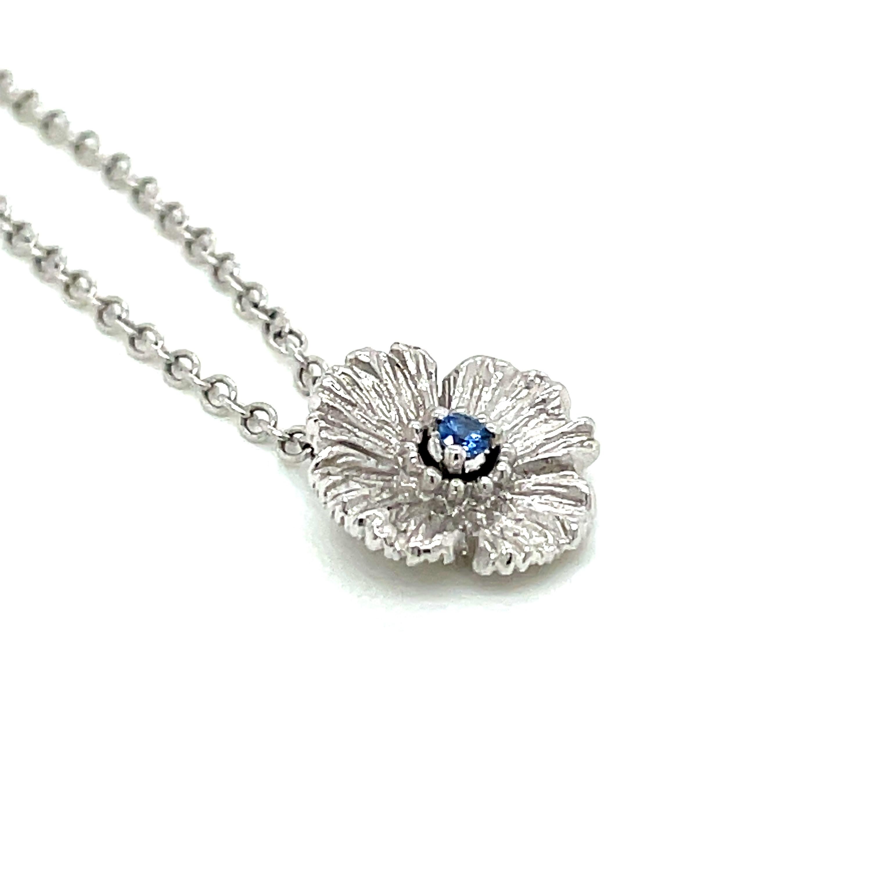 Ciondolo a forma di fiore con zaffiro blu 0,05 carati e catena in oro bianco 18 carati In condizioni Nuovo in vendita a Hong Kong, HK