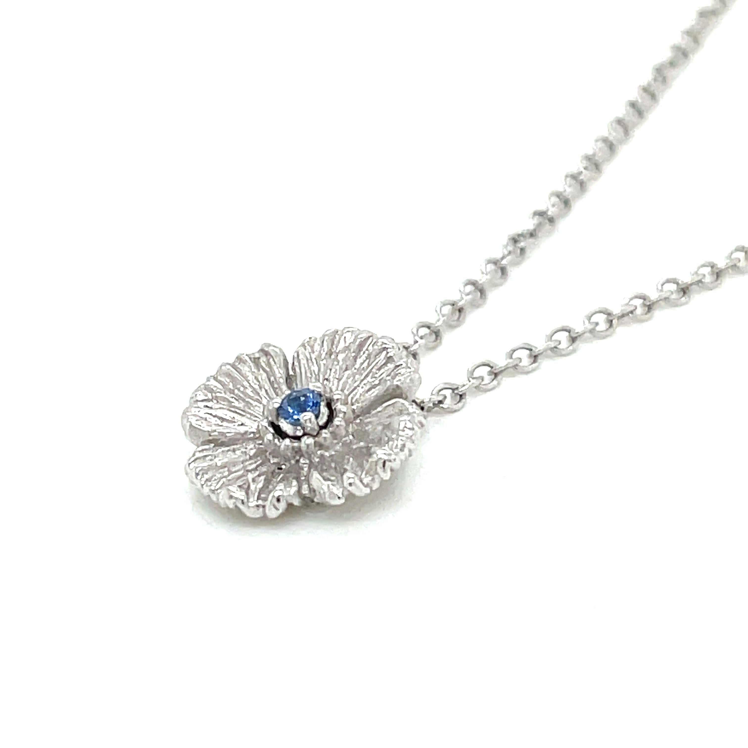 Donna Ciondolo a forma di fiore con zaffiro blu 0,05 carati e catena in oro bianco 18 carati in vendita