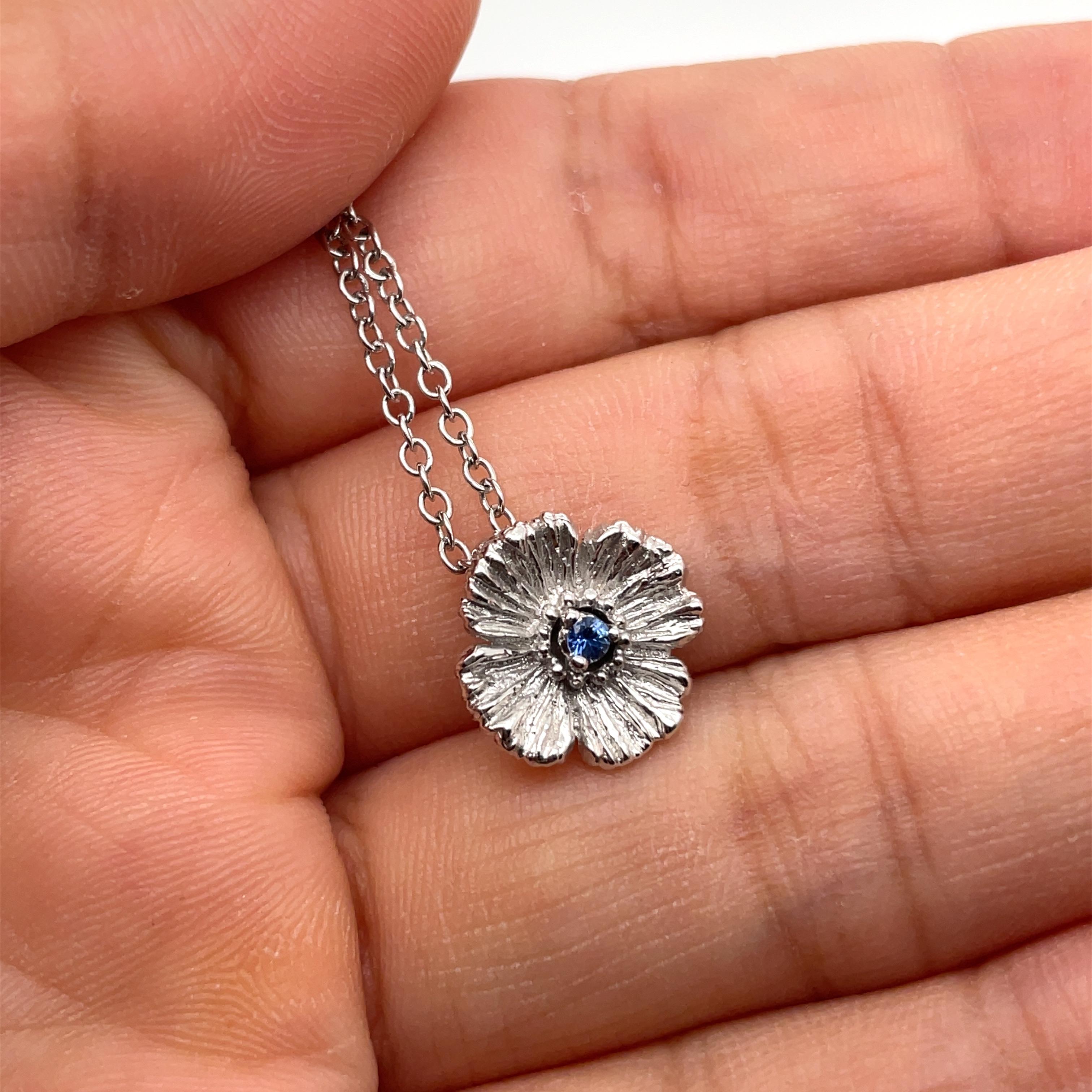 Ciondolo a forma di fiore con zaffiro blu 0,05 carati e catena in oro bianco 18 carati in vendita 1